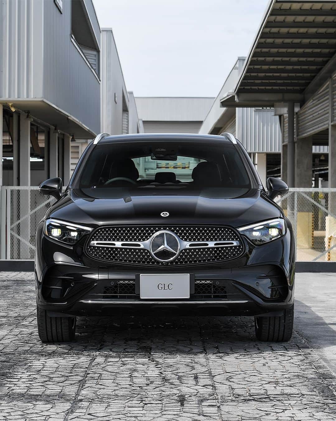 Mercedes-Benz Thailandのインスタグラム：「สนุกได้ทุกที่เมื่อออกเดินทางไปกับ Mercedes-Benz GLC 350 e 4MATIC AMG Dynamic   ✅ กระจังหน้า Star pattern ดีไซน์ใหม่ที่ทำให้คุณโดดเด่นได้เหนือใคร  ✅ ไฟหน้าแบบ DIGITAL LIGHT ให้ความปลอดภัยสูง ด้วยความละเอียดถึง 1.3 ล้านพิกเซล ช่วยส่องสว่างไกลถึง 650 เมตร  ✅ ล้ำสมัยไปกับระบบปฏิบัติการ New MBUX7 with fingerprint scanner หน้าจอขนาดใหญ่สั่งงานด้วยเสียง พร้อมระบบ AI อัจฉริยะ ที่คุณออกเดินทางได้สะดวกสบายได้ทุกเส้นทาง  *อุปกรณ์บางส่วนในภาพอาจแตกต่างจากที่จำหน่ายจริง โปรดตรวจสอบรายการอุปกรณ์ของรถยนต์แต่ละรุ่นที่ผู้จำหน่ายฯ อย่างเป็นทางการทั่วประเทศ​​  #GLC #SUV #PlungInHybrid #MercedesBenz #MercedesBenzThailand」