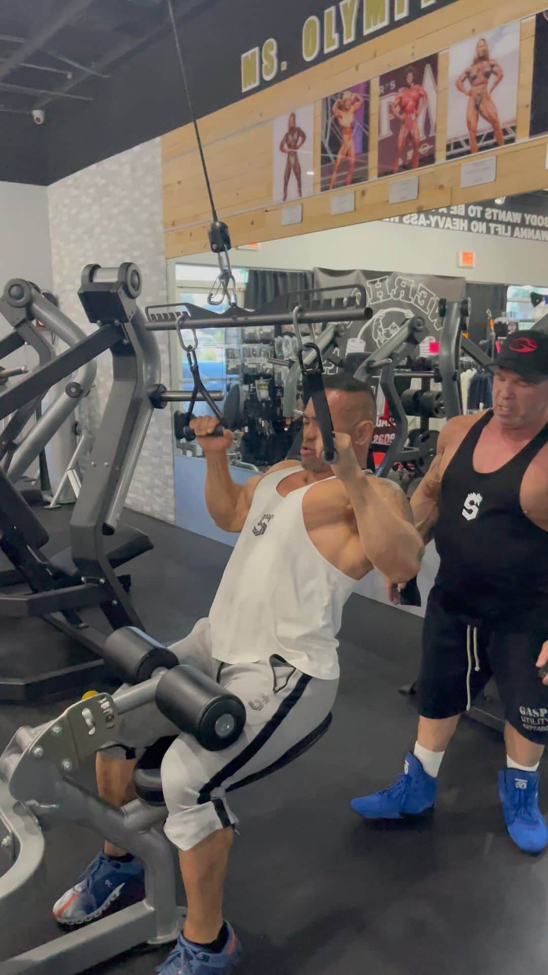 のインスタグラム：「Back day @powerhousegymlasvegas   New‼️40歳からの筋トレ教科書👇 hidetada-yamagishi.shop  筋肉増強・体脂肪燃焼のためのサプリメント。ギャスパリ、イヴォジェンシェイカープレゼント中👇 bodicafe.com  オンライン指導(オンライン弟子) メールにてお問い合わせください👇 hideproductions@gmail.com  Gym @powerhousegymlasvegas   My workout team @drdoomoffroad  @iriskyle  @pedro12aguilar  Thank you my sponsors @americanmalewellness  @gaspari  @urbanicebotanicals  @evolgear  @on.japan  @lasvegasmuscleworks  @stimiron.jp @cardilloweightbelts @warriorsgym10042」
