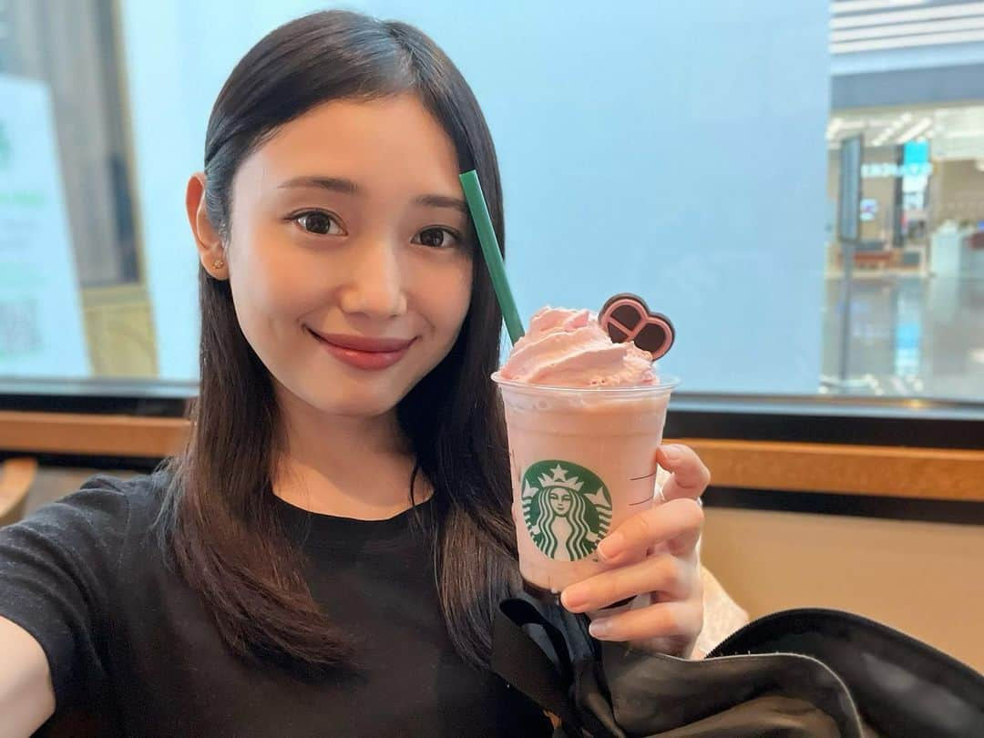 森ニーナのインスタグラム：「BLACKPINK×STARBUCKS☕️ タイにはあった🥹💗  インスタグラマーぽい写真撮ってみた🤳😃  #blackpinkstarbucks #thailand #blackpink #blackpinkstrawberrychococreamfrappucino」