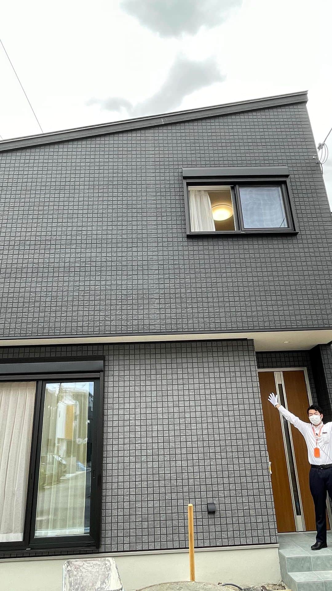 homelife 夢を叶える暮らし方のインスタグラム：「【箕面店】 鉄骨階段と吹抜けで広々リビングのお家」