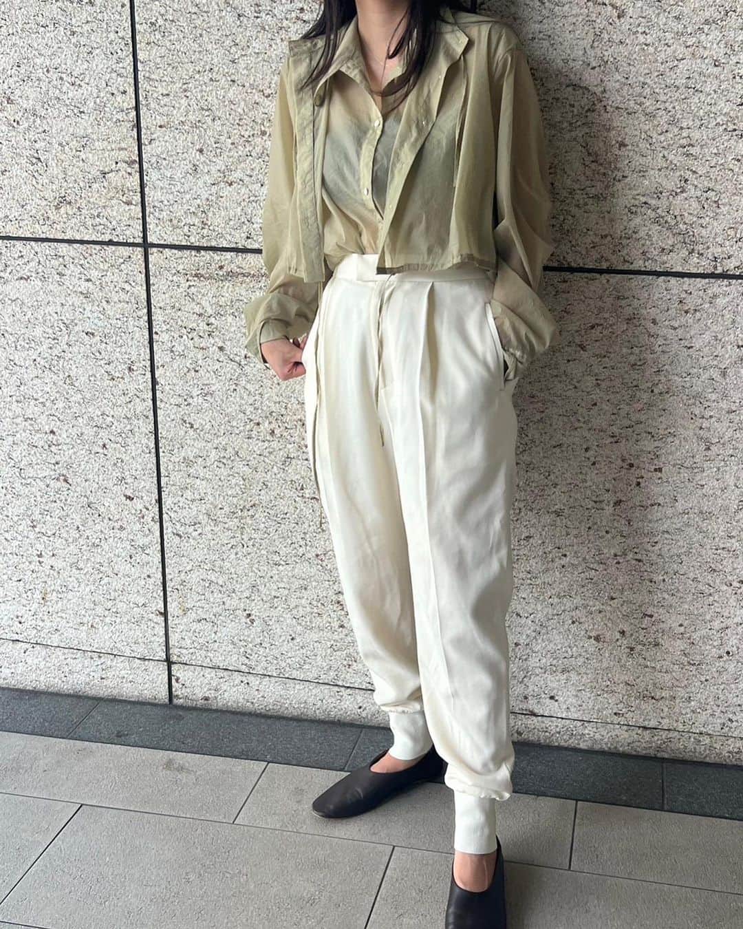ETRÉ TOKYO ストアのインスタグラム：「@etretokyo  【9/7 New Arrival】 ㅤㅤㅤ ㅤㅤ #ETREセンタープレスジョガーパンツ WHITE / BLACK S.M size ¥26,400(tax in) ㅤ  新宿スタッフ @etretokyo_maki 161cm WHITE / M size  @etretokyo_sae 168cm WHITE / M size  @etretokyo_nami 167cm BLACK / M size  @etretokyo_tobi 157cm  BLACK / S size  ㅤㅤㅤ  - - - - - - - - - - - - - - - - - - - - - - - - - - - -  商品詳細はTOPページURLよりチェック🔍 ›› @etretokyo_store  ㅤㅤㅤ スタッフコーディネートも毎日更新中【 #etretokyo_staff_ootd 】をフォロー🐿️  TOPページの"フォロー中"から 気になるスタッフのアカウントをフォロー🤝  ㅤㅤㅤ ㅤㅤ  - - - - - - - - - - - - - - - - - - - - - - - - - - - - ⁡  【INFORMATION】 ⁡ㅤㅤㅤ ⁡ ※9/7(木)発売のアイテムは 9/8(金)12:00よりお在庫のある場合、ルミネカード会員様限で店舗通販のご利用が可能です。  ⁡ ※お電話がつながりにくい可能性がございます。  ※また混雑時には入場制限及び 試着点数の制限を設けさせて頂きます。 予めご了承ください。 ⁡ ⁡ ご理解、ご協力を賜りますよう 心よりお願い申し上げます。   ㅤㅤㅤ 【LUMINE SHINJUKU STORE】 ETRÉ TOKYO ルミネ新宿2店 TEL：03-5989-0979  ー営業時間ー (平日、土日祝)11:00-21:00 ⁡ #etretokyo#etre#fashion#etretokyoshinjuku #etre#2023etre#etretokyo_staff_ootd#2023aw #ルミネ新宿2 #新作紹介 #秋ファッション #秋スタイル #スタッフスナップ #カジュアルコーディネート #ジャケットコーディネート #スウェットスタイル #モノトーンコーディネート」