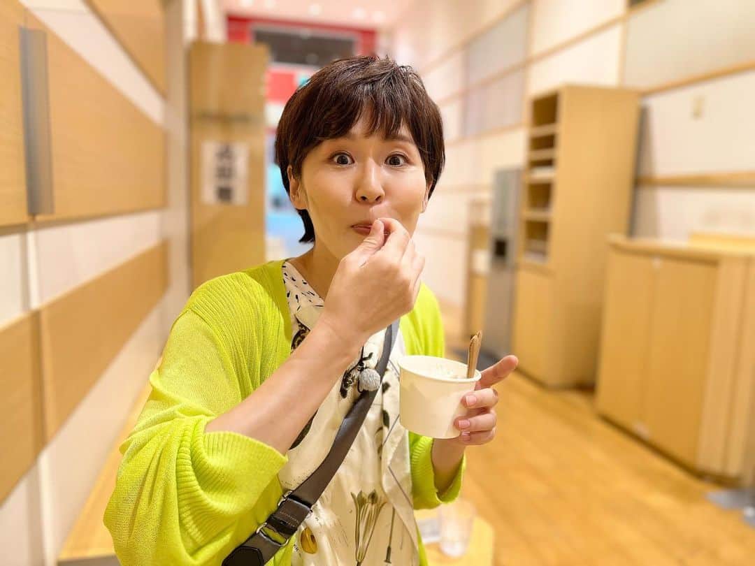 にしおかすみこさんのインスタグラム写真 - (にしおかすみこInstagram)「#昨日 番組を観てくださった方々 ありがとうございました😊🙇‍♀️  #休憩中 隙あらば座る😚  #キッコーマン #醤油ソフトクリーム  やたらに美味しい😍  ゆっくり食べる。 立つ気なし✌️😳✌️」9月7日 13時02分 - nishioka_sumiko