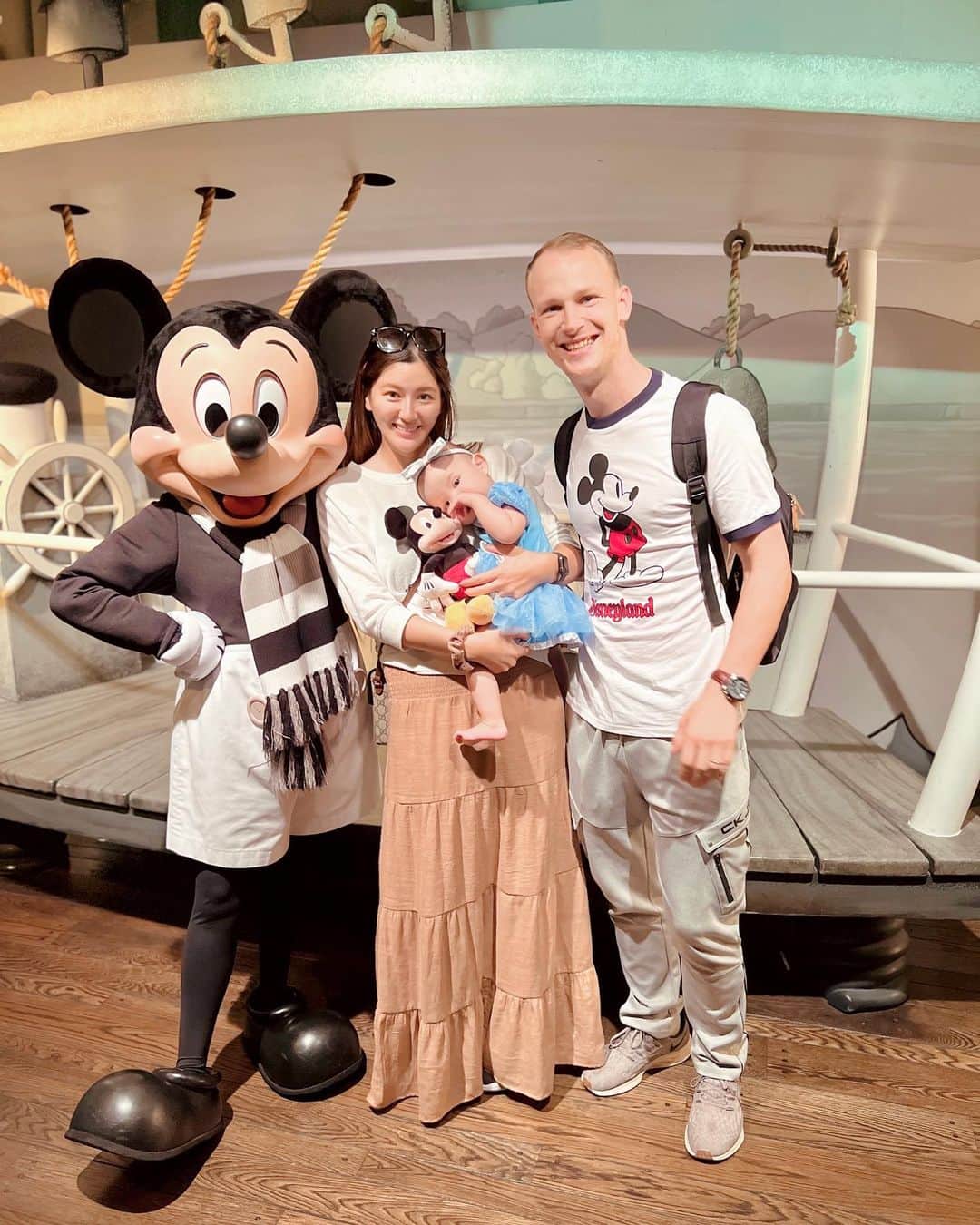 宮崎沙矢加のインスタグラム：「Michelle's first birthday trip was to see her favorite Mickey Mouse♥️Mickey You were the best as always!!!!Thank you so so much🫶🏽♥️♥️♥️ . . . お誕生日の次の日からお誕生日旅行でディズニーカリフォルニアに行ってきました🐭🏰🫧もちろんお目当てはミシェルが大ファンのミッキーさん。 ハーフバースデー🎂の時初めてアウラニでミッキーと出会い(あの頃ミシェルはミッキーを知らなかった😂先に実物と出会うw) そこから最近ジャンボリミッキーにどハマりしてしまいミッキー認識🤍✨ そして一歳のお誕生日旅行でミッキーに感動の再会👏🏽♥️🤭でした。 やはり世界の人気者は今回もかなりのプロフェッショナルで🥹感動してしまうレベチでした！ありがとうミッキー🫶🏽 ずっと手を振って見送ってくれてミシェルもニコニコ嬉しそうだった♥️ 今回の旅行で更にミッキーファンになった私達親子でした。 #disneyland #disneycalifornia #mickeymouse #ミッキー　#カリフォルニア　#カリフォルニアディズニー　#disney100」
