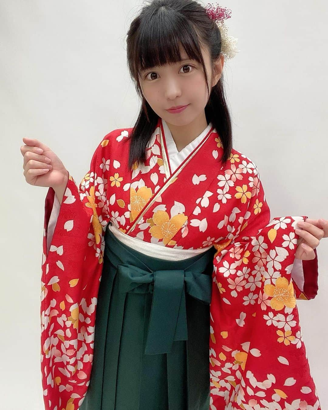 朝倉ゆりのインスタグラム：「人生で一度は着てみたかった袴👘♡ ． ． ． 自分のメンバーカラー赤を基調としたもので 桜もオレンジも若干ピンクも入っていて嬉しかったなぁ🌸❤️🩷 ． #オフショット #エラバレシ #袴 #アイドル #cute #model #idol #gravure #그라비아 #아이돌 #모델 #扎心了 #예뻐요 #可愛 #晚上好 #早上好 #求关注 #cosplay #ふりかえりんこ #ゆりんこ卒業」