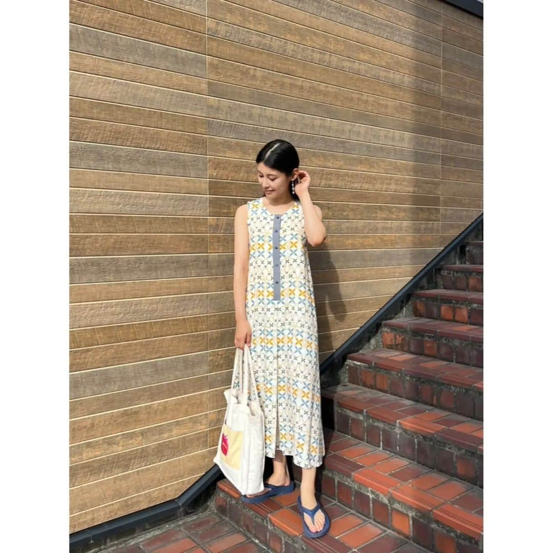 杉原枝利香のインスタグラム：「#new 👗  今月の👗♡ 「2FACE ドレスワンピース」 前身頃にはプリント生地を、後身頃にはシンプルなストライプ地を使用した落ち感のあるシルエットのワンピース。 まだまだ暑いから、サラッと着られて嬉しい✨ この日は映画を観たよ🦈  👗@plus62_shop 🩴@feather_step_official  ★りンご出演情報★ 9/9（土） 「ベトナムフェスタin神奈川県2023」 ( @vietnamfestainkanagawa ) 日本大通り会場14:30〜15:00のステージイベントでMCとして出演します！ プラス62さんはインドネシア発ブランドだし、今回はお近くベトナムのイベント♡ アジアをまたにかけているぜ〜笑 物販は無いのですが、出番前後で少しお話はできると思います！ ステージ中の写真撮影ok&ステージ以外でも声かけてくれたら写真対応します😊 ぜひぜひ会いに来てください♡  #iloveit  #プラス62アンバサダー  #fashion #fashiongram #ベトナムフェスタ ------------------------ #photoshoot #photo #outfit #ootdfashion #ootd #followme #シードルアンバサダー #横須賀アピールグラマー #りンご #杉原枝利香 #actress #model #ambassador #🍎」