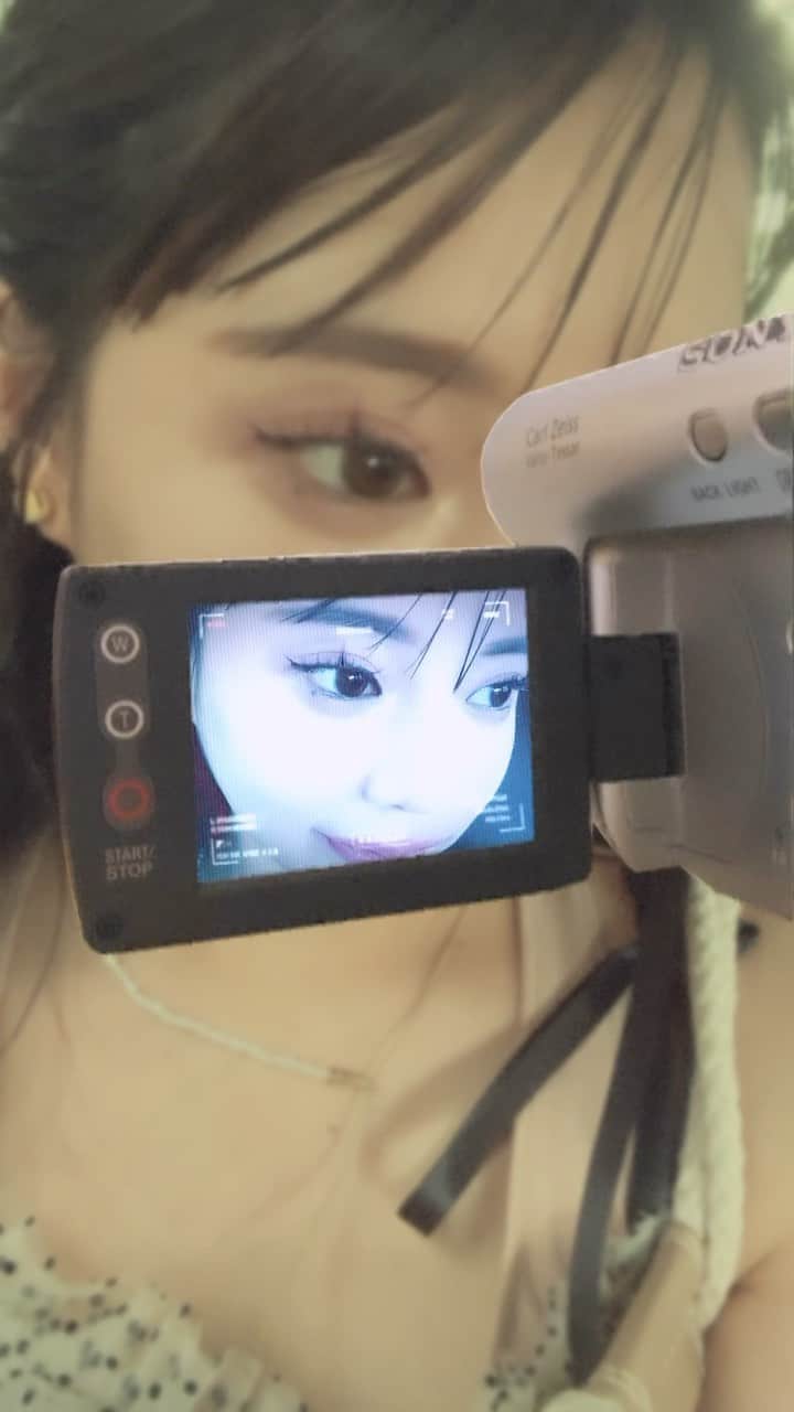 林田沙綾のインスタグラム：「最近ちょんちょんまつ毛にハマってる👄 目尻、中央、目頭の3点に一本ずつ つけまつげをつけてるよっ  #メイク」