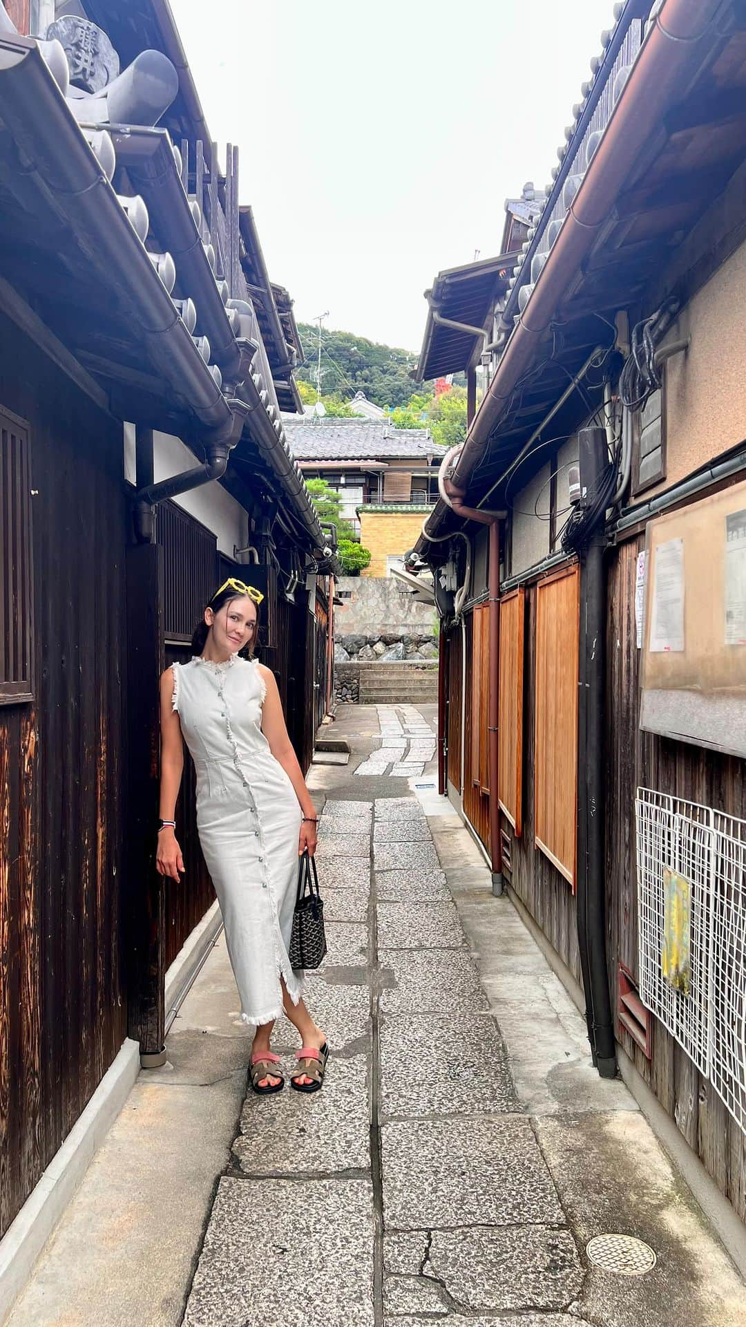 ルナ・マヤのインスタグラム：「Lost in the timeless beauty of Kyoto, but I’ll never forget my own kind of beauty – my NAMA @namabeauty.co ! 😉🏯🍃 #KyotoAdventures #SelfLove #namabeauty」