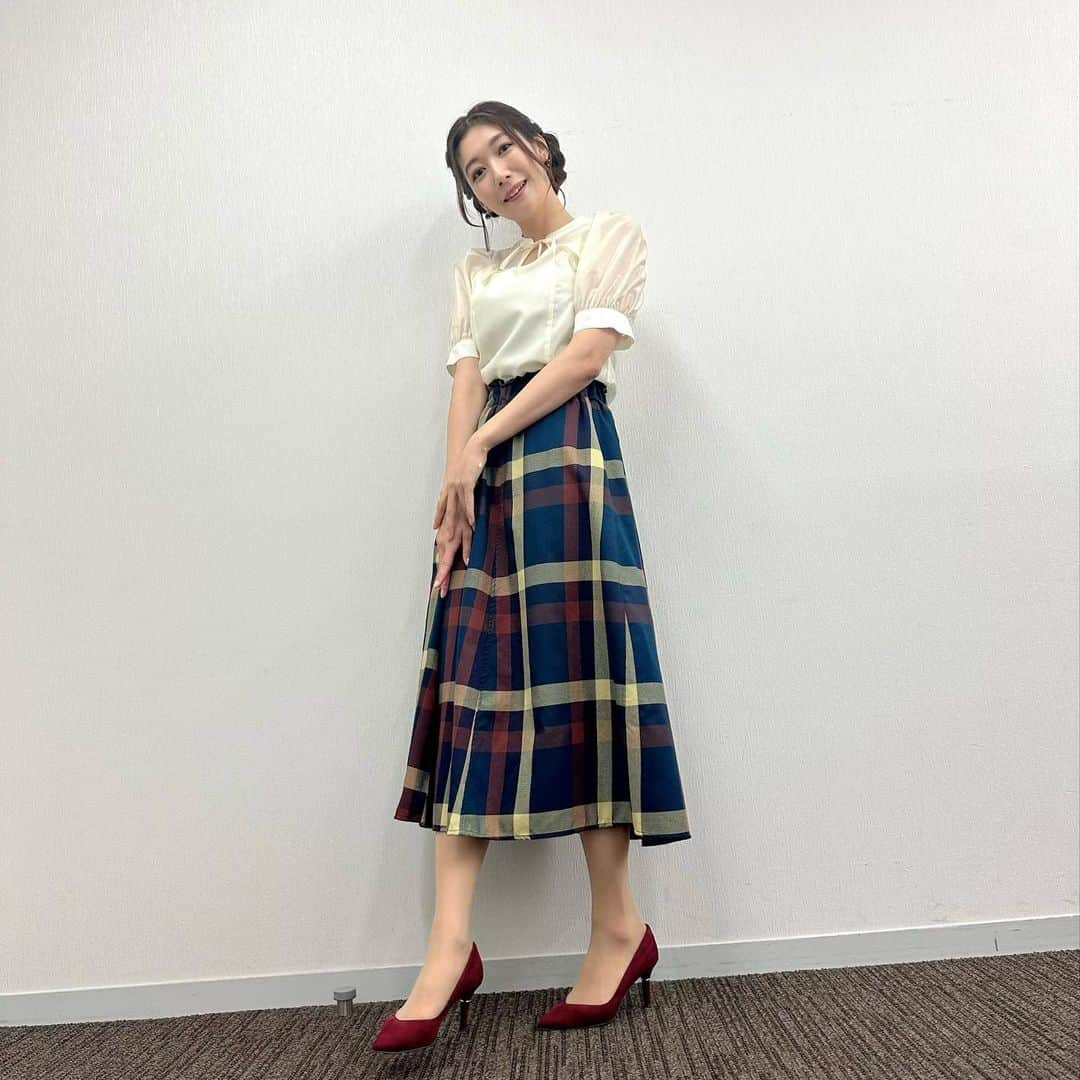 穂川果音さんのインスタグラム写真 - (穂川果音Instagram)「水曜アベプラ衣装👗  朝晩は幾分か秋の空気になってきたものの、昼間はまだまだ暑いですね〜☀️  さて、金曜〜土曜にかけては台風が東日本に接近、上陸の可能性もでてきました！  今回は雨に警戒すべき台風です🌀  今日の日差しがあるうちに対策をお願いします！  #天気　#天気コーデ　#33度の日コーデ　#アナウンサーコーデ　#明日コレ着よコーデ　#気象予報士　#weather #weatherforecast #fashion #9月コーデ　#残暑コーデ」9月7日 13時13分 - hokawakanonn