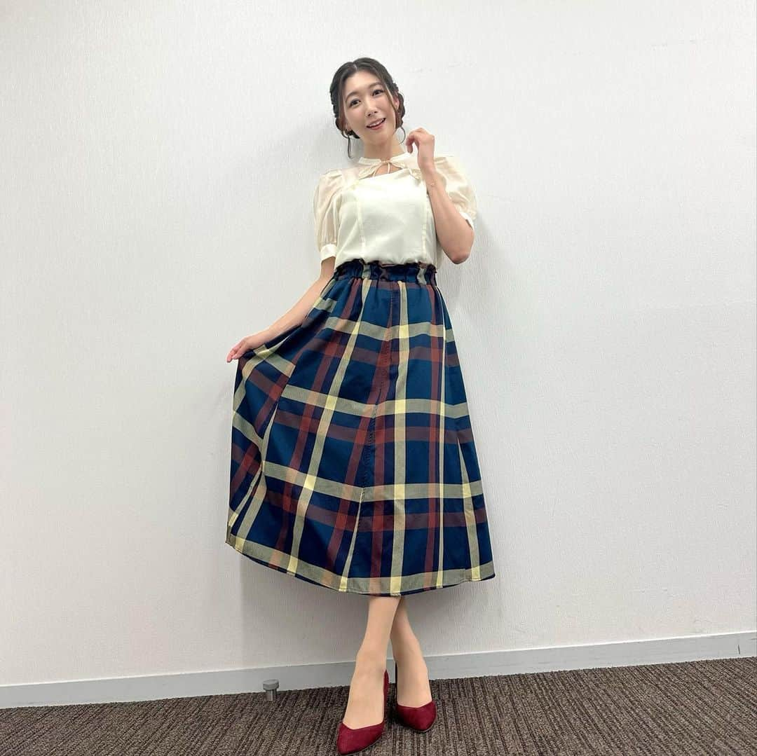 穂川果音さんのインスタグラム写真 - (穂川果音Instagram)「水曜アベプラ衣装👗  朝晩は幾分か秋の空気になってきたものの、昼間はまだまだ暑いですね〜☀️  さて、金曜〜土曜にかけては台風が東日本に接近、上陸の可能性もでてきました！  今回は雨に警戒すべき台風です🌀  今日の日差しがあるうちに対策をお願いします！  #天気　#天気コーデ　#33度の日コーデ　#アナウンサーコーデ　#明日コレ着よコーデ　#気象予報士　#weather #weatherforecast #fashion #9月コーデ　#残暑コーデ」9月7日 13時13分 - hokawakanonn