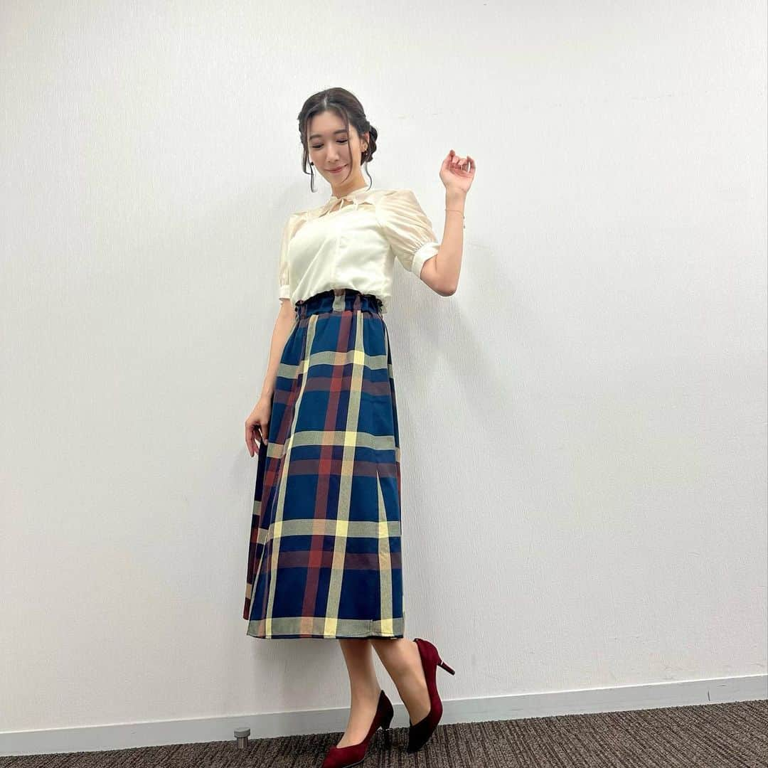 穂川果音さんのインスタグラム写真 - (穂川果音Instagram)「水曜アベプラ衣装👗  朝晩は幾分か秋の空気になってきたものの、昼間はまだまだ暑いですね〜☀️  さて、金曜〜土曜にかけては台風が東日本に接近、上陸の可能性もでてきました！  今回は雨に警戒すべき台風です🌀  今日の日差しがあるうちに対策をお願いします！  #天気　#天気コーデ　#33度の日コーデ　#アナウンサーコーデ　#明日コレ着よコーデ　#気象予報士　#weather #weatherforecast #fashion #9月コーデ　#残暑コーデ」9月7日 13時13分 - hokawakanonn