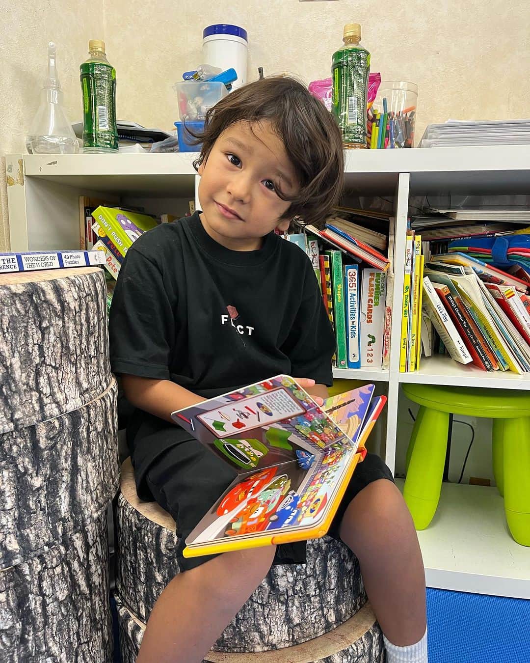 MALIAのインスタグラム：「ぼくの夏休み🌻🌞 夏に帰った時にはinternational schoolの summer schoolに入りました❤️🥰 ⁡ Dubaiにお引越ししてから 今年の初めの冬休みや春休みなると お世話になっているschoolで 夏休みとなると長い期間になるので今回は 毎日たくさんのアクティビティでした😍‼︎ ⁡ ほぼ毎日クッキングクラスがあるので エプロンとマスクを持ってschoolに行くの お料理の帽子を被る深さが愛おしくて🧑🏼‍🍳 お気に入りの写真が何枚もある🥰♥️ ⁡ 最後の動画は特にお気に入りで お家で"Decemberくん"と呼んでた🎵笑🖤 ⁡ #SummerSchool #2023 #可愛いお写真がたくさん届きました📷」