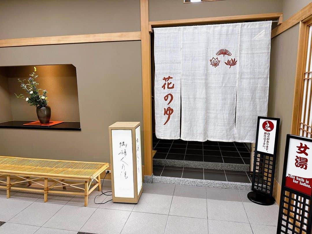Etsuna otsukAさんのインスタグラム写真 - (Etsuna otsukAInstagram)「1929年创业、米其林星级的神户高级温泉旅馆【钦山】 是具有茶室娴静之美和“怀石料理”闻名的有马代表温泉旅馆👍 有马温泉是有着"日本最古老的温泉"之称的日本有名温泉地，也是日本三大名泉之一。从大阪坐巴士一个小时就可以到达。从神户坐电车半个小时左右到达。温泉就在车站附近、并且会有专车接送。 有马温泉的泉水包含了温泉指定的9种成分中的7种、是混合了多种稀有成分的世界级珍贵温泉。另外、由于温泉中含有一种叫做"元硅酸盐"的物质、可以使皮肤更加光滑柔软、作为美肌汤也很有名。泡完温泉皮肤真的变得滑溜溜😍 旅馆的客房是结合和式茶室风格+现代风格mix的新型设计的房间、电动的自动门真的是惊喜。内装真的爱了♨️个室都有独立的温泉🧖分金泉和银泉两种温泉♨️银泉一种是清水感觉透彻的泉水、金泉是黄色不见底的温泉。 旅馆前身是高级料理亭、提供利用日本海里与山中的食材制作而成的豪华料理、是使用传统技术烹饪而成的极具四季感觉的京都风创作“怀石料理”😋  地址：兵库县神户市北区有马町1302-4号  神戸のミシュランレベルの高級料亭旅館【欽山】は 創業昭和４年、四季折々の懐石料理と名湯有馬の金泉・銀泉がお楽しみいただける数奇屋の佇まいが美しい、有馬を代表する高級料亭旅館です。 お部屋は和風+現代mixデザインはスペシャルです！自動ドアはサプライズでした😍細かいところまでこだわりしてます。すごく上品な温泉旅館です。おすすめです❤️‍🔥  #有馬温泉 #有馬温泉欽山 #神戸観光 #神戸」9月7日 13時25分 - etsunaotsuka