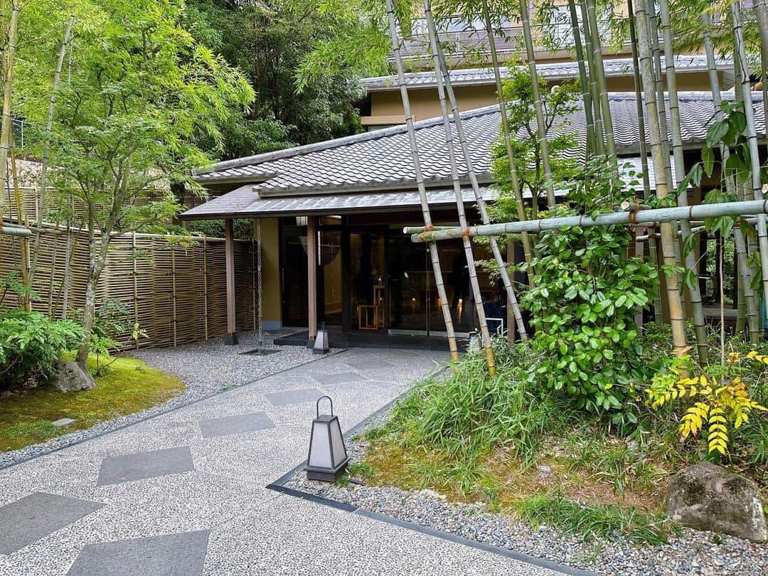 Etsuna otsukAさんのインスタグラム写真 - (Etsuna otsukAInstagram)「1929年创业、米其林星级的神户高级温泉旅馆【钦山】 是具有茶室娴静之美和“怀石料理”闻名的有马代表温泉旅馆👍 有马温泉是有着"日本最古老的温泉"之称的日本有名温泉地，也是日本三大名泉之一。从大阪坐巴士一个小时就可以到达。从神户坐电车半个小时左右到达。温泉就在车站附近、并且会有专车接送。 有马温泉的泉水包含了温泉指定的9种成分中的7种、是混合了多种稀有成分的世界级珍贵温泉。另外、由于温泉中含有一种叫做"元硅酸盐"的物质、可以使皮肤更加光滑柔软、作为美肌汤也很有名。泡完温泉皮肤真的变得滑溜溜😍 旅馆的客房是结合和式茶室风格+现代风格mix的新型设计的房间、电动的自动门真的是惊喜。内装真的爱了♨️个室都有独立的温泉🧖分金泉和银泉两种温泉♨️银泉一种是清水感觉透彻的泉水、金泉是黄色不见底的温泉。 旅馆前身是高级料理亭、提供利用日本海里与山中的食材制作而成的豪华料理、是使用传统技术烹饪而成的极具四季感觉的京都风创作“怀石料理”😋  地址：兵库县神户市北区有马町1302-4号  神戸のミシュランレベルの高級料亭旅館【欽山】は 創業昭和４年、四季折々の懐石料理と名湯有馬の金泉・銀泉がお楽しみいただける数奇屋の佇まいが美しい、有馬を代表する高級料亭旅館です。 お部屋は和風+現代mixデザインはスペシャルです！自動ドアはサプライズでした😍細かいところまでこだわりしてます。すごく上品な温泉旅館です。おすすめです❤️‍🔥  #有馬温泉 #有馬温泉欽山 #神戸観光 #神戸」9月7日 13時25分 - etsunaotsuka