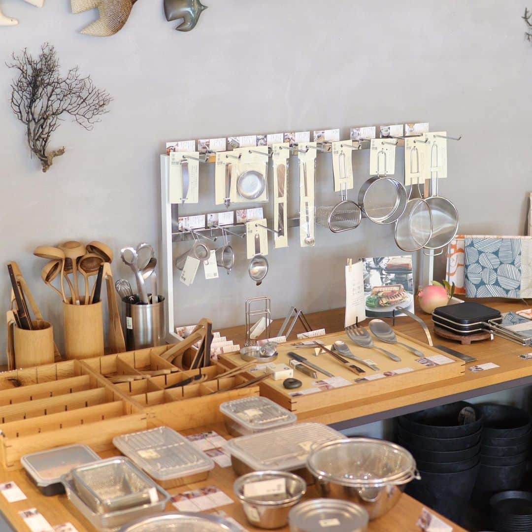 のインスタグラム：「本日より［家事問屋 POPUP STORE]が始まりました。  金属加工品の一大産地、新潟・燕三条でつくられる家事問屋のキッチンツール。  「ありきたり、なのに使いやすい。」  見た目はシンプルながらも、そのひとつひとつに、使い手目線にこだわった家事が快適になる小さな工夫が施されています。  今回は50種類以上のアイテムをご覧いただけるまたとない機会です。  家事の「ひと手間」を助ける道具たちを、毎日の暮らしに取り入れてみませんか。  ［家事問屋 POPUP STORE] ［期間］2023年9月7日（木）～9月25日（月） ［場所］BIRDS’ WORDS OSAKA STORE ［Open］11:00-18:00 ［Closed］火・水曜日 ［TEL］06-6770-5776  #birdswords #バーズワーズ #birdswordsosakastore #谷町 #谷町九丁目 #谷町六丁目 #大阪雑貨屋 #暮らしを楽しむ #丁寧な暮らし #家事道具 #台所道具 #燕三条 #家事問屋 #madeinjapan #kajidonya」
