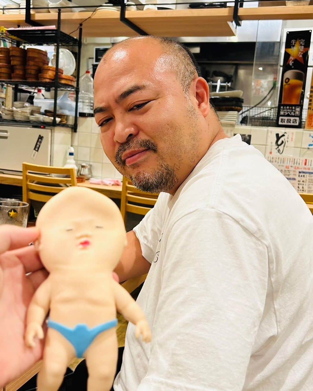 原田曜平のインスタグラム：「学生に隠し撮りされるの巻 まさかこのショット 似てるって言いたいのかしら？😡」