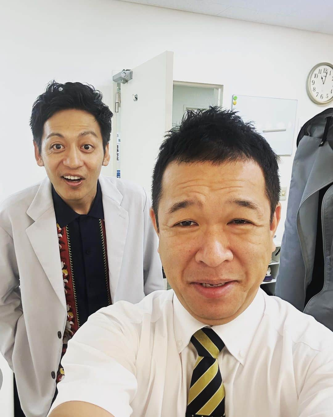 兼光タカシさんのインスタグラム写真 - (兼光タカシInstagram)「きょうのげいにん 1571ばん とろサーモン 村田さん🎶  テーマ:『おっ、巨人のものまねする奴や』 『面倒くさそうなん来た』  #芸人 #きょうのげいにん #とろサーモン さん #とろサーモン村田 さん #村田 さん #プラスマイナス #プラスマイナス兼光 #兼光 #遅れてる時計イヤやわぁ」9月7日 13時37分 - kanemitsutakashi