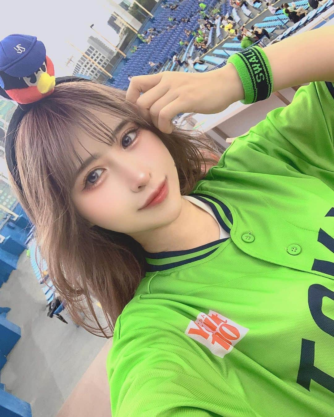 深月風香のインスタグラム：「💚 ヤクルトスワローズ応援してきたよ⚾️ 開始早々雨で中断でどうなることやらと思ってたら 試合再開して良かった  逆転勝ちで嬉しかったなー！！ 席もテーブル付きでありがたかった🥰  —————♡⃛ 深月風香 自己紹介 ♡⃛————— 深月風香(みづきふーか) コスプレイヤー、モデルとして活動中  ❤︎大型イベント等の企業公式コスプレイヤーのお仕事承ってます お仕事依頼はDM下さい☺️  ❤︎撮影会は毎月平日休日開催中 私服、コスプレ、水着系撮影できます 撮影会はスマホ撮影もOKです🙆‍♀️  ❤︎アニメが好き ❤︎キャンプが好き ❤︎映画が好き  《サブスクリプション限定post》 ファンティアやonlyfansなどファンクラブ系をやってこなかった私が有料投稿始めました 他SNSに上げてない写真をメインに投稿してます 私を応援したい方、見たい方はサブスクリプション登録してね☺️ いつでも退会できます。  《 ハイライト 》 ハイライトにはふーかと会える撮影会やイベント告知をまとめてます 会いにきてね🥰  《 Threads 》 threadsやってます！ 日常とかつぶやいてますので見てみてね threadsはプロフから飛べます✈️  ———♡⃛ここまで読んでくれてありがとう♡⃛——— #コスプレイヤー #コスプレ女子 #コスプレ #撮影会モデル #被写体 #被写体モデル #二次元  #top_portrait_photo  #ootd4nylonjp #野球観戦  #野球女子  #ヤクルトスワローズ  #神宮球場  #つば九郎  #swallows」