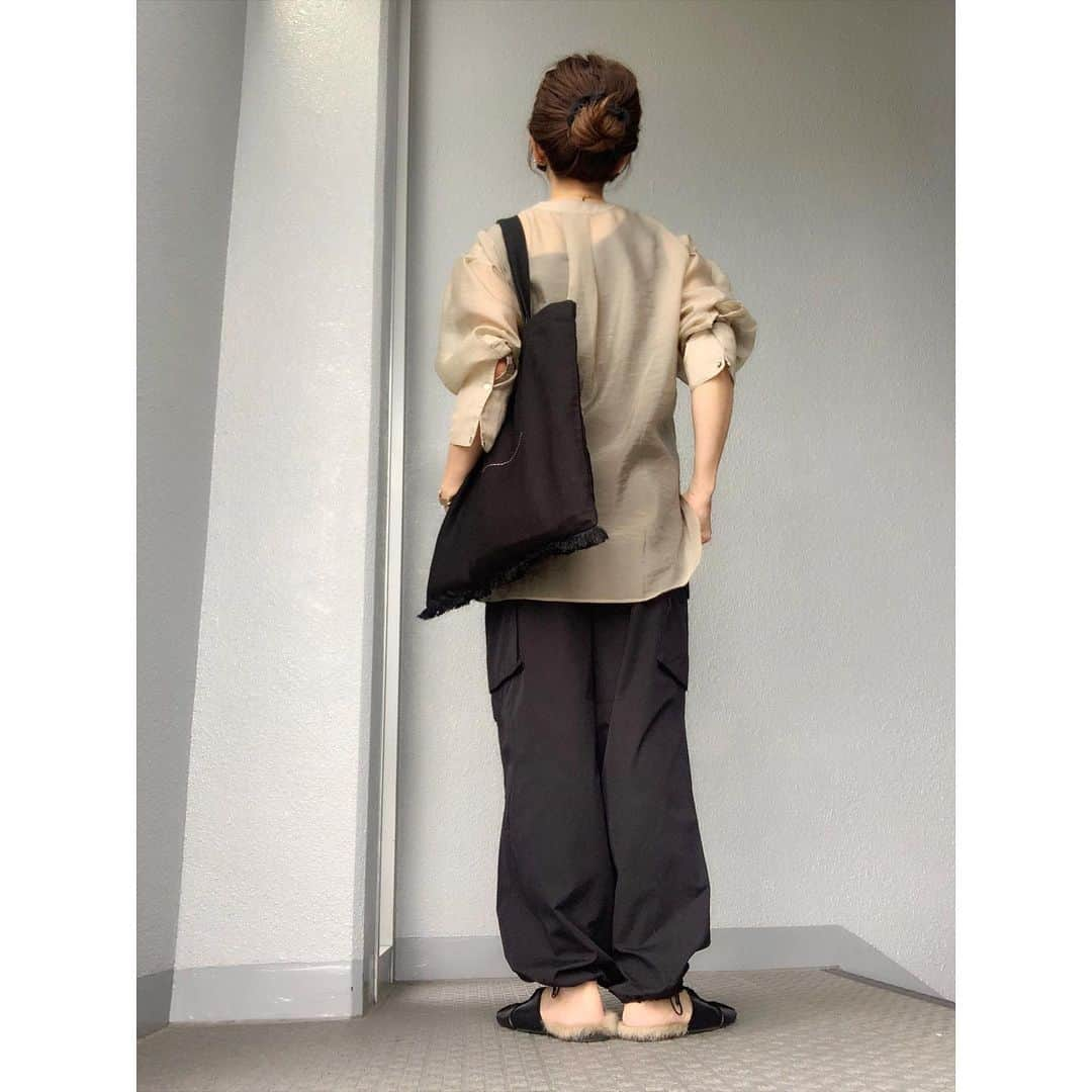 chieminsさんのインスタグラム写真 - (chieminsInstagram)「今朝涼しくてちょっと秋を感じたな🍁🍂  shirt▶︎▷#lapeaudegem #lpdgem  pants▶︎▷#gu bag▶︎▷#clane shoes▶︎▷#dholic   #code  #coordinate #ootd #outfit #mylook #ママコーデ#156cmコーデ」9月7日 13時38分 - chery0131