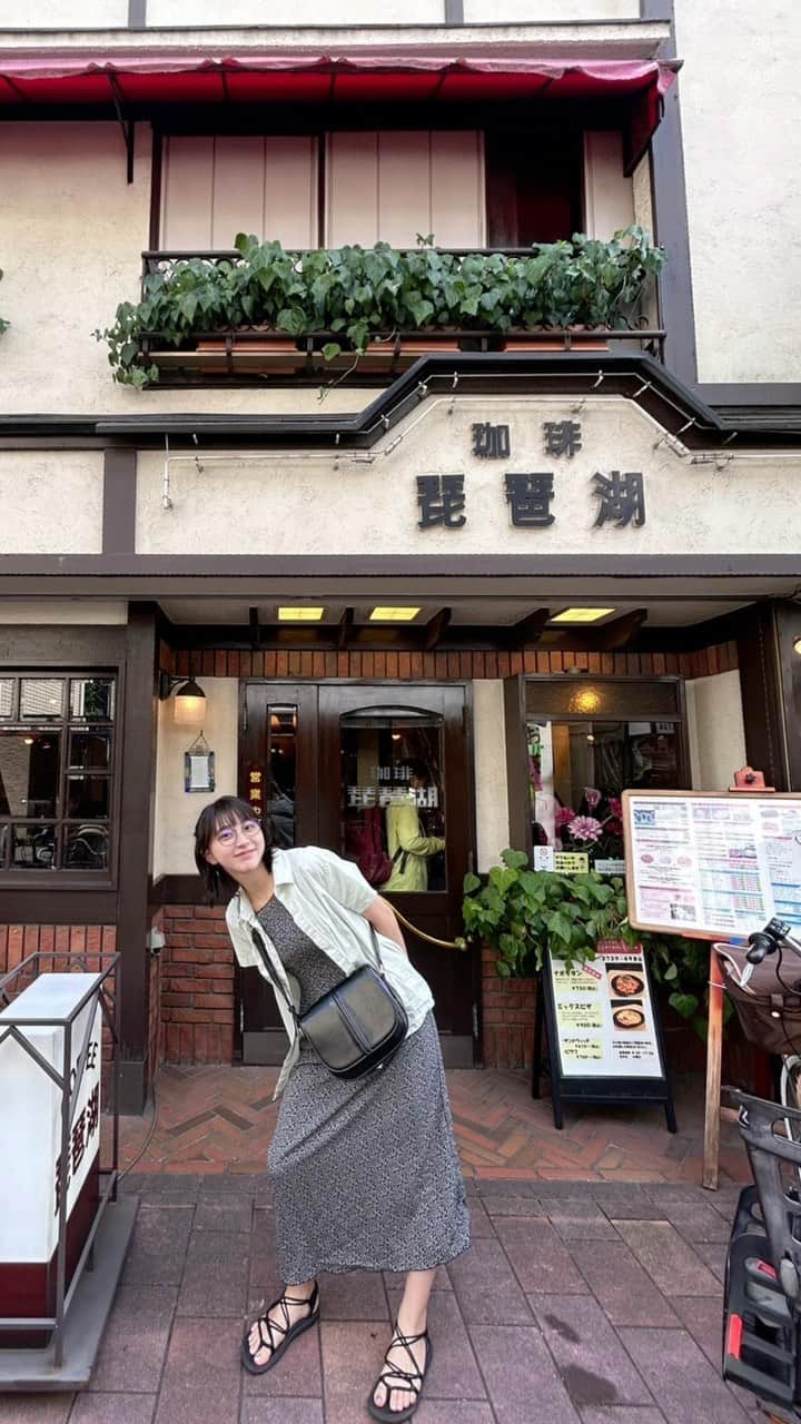 森マリアのインスタグラム：「休日と喫茶店☕️ これまたコーヒーの匂いが落ち着くのです〜 熱々グラタンとナポリタンと生チョコケーキを お友達と分けわけしました、また食べたい🤤  途中物体をあたまに乗せているのですが、 行きたいお店見つけた！と、ウキウキ浮かれすぎて、 出発前にやっちまった火傷(手)を氷袋で冷やしていました、、、 この日も暑かったから冷たい氷がきもちい🧊  #喫茶店 #東京喫茶店 #喫茶店巡り #リール #リール動画 #reels #カフェ#grillsinthecity」