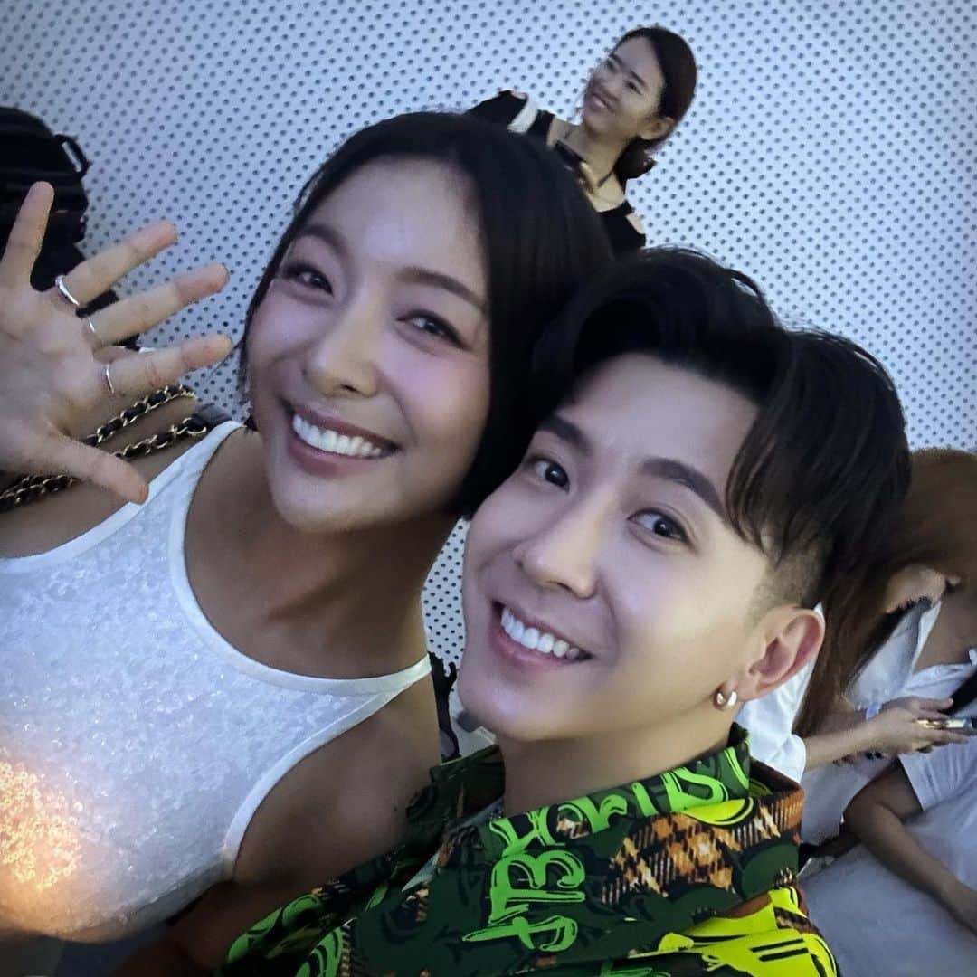 ブライアンのインスタグラム：「작년 뮤지컬 K-POP에서 보고 오랜만에 본 우리 멋쟁이 루나랑~ Last time we saw eachother was in NYC last year, for Kpop the Musical:) Always great to see you Luna🥰」