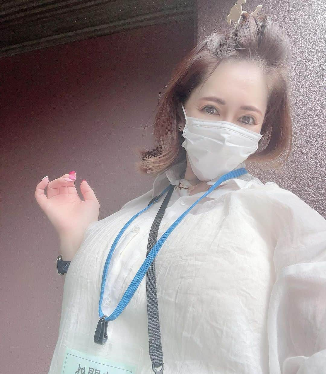 沢田麗奈のインスタグラム：「ー Hello！ ALOHA！ The operation of mother was over.  SNSって キラキラしてて映えするpictureを載せて…って、 全く出来ずにsorry笑  昨日、母親の 大手術が終わりました。 父親が、今年の5月15日 母の日に亡くなり…あまりに突然で。 そして、すぐに母の癌が見つかって。 父と結婚してから、病気で入院するのが 初めてのパワフルな母です。 父は、その分 ヤンチャで、 ケガで入院する事も多い人生でしたが…  私は、父が大好きでした。 母より父親派 笑 父は、私の仕事についても、 穏やかに見守ってくれました。 父と同じ26歳で、ジュエリー💎会社を起業して、 社長兼タレントや、グラビアみたいな事をやってる時も、裸になった時も…笑 全部受け入れてくれて←本当は、嫌に決まってるしね。 その分？母は、 口うるさくて、 嫌だったな… 私が娘を生んでからは、毎年、娘と二人で、Hawaiiに2週間以上stayしてたけど、 母は、孫に会いたくて… 一人で、Hawaiiまで 追いかけて来た時には、笑ったけど。  今回の大手術の前も、ケロッとしてました。私の方が 何も手に付かない位に緊張してるのに🫨 やはり、1人きりの母親ですから…  手術は、予定時間をオーバーして、７時間以上… 執刀医からは、 想定外の事があり、かなり、 大変でした。 と説明があり、 やっとICUで 母と会えました。 頑張ったね、 もう大丈夫だよ、と声を掛けると… 母は、パッチリ開けた目に 涙をにじませて… そうだね、 ありがとう。 と、はっきりと言いました。 美しい瞳と肌艶です。  良かった… 一安心しました。 まだまだ、生きて、人生を 楽しんで欲しい。 父のヤンチャに付き添い 私の破天荒な 生き方に振り回されて来て これからは、 恩返ししたいから… 父が亡くなってから、生きてる時に、 もっと、してあげたかった 事を…母に、 してあげたい。  私事で、長くなりましたが… 私も、脱いでるだけじゃない笑 セレブでも無い笑 普通の？人間でしょ…  娘を生んでから、自分も親になり、かなーり、丸くなりました笑  大切なパートナーの死、 大好きな父の死… 無くなった大金… 助けてくださった方々 ファンの方… 支えられて 生きてる私が 居ます。 踏ん張って生きてます。 ありがとうございます。  憎しみとかより、感謝する事が多い最近です。 だから、恩返ししなきゃ、 私も、まだ、 死ねないな…と笑  ー #感謝 #母 #手術 #父の死が教えてくれたこと  #まだ死ねない  #インスタ映え出来ない私 #読んでいただき、ありがとうございます #無償の愛  #私ってこんな人  #followmeplease」