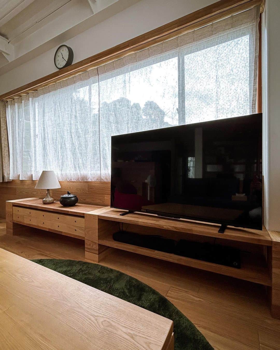 一級建築士事務所hausさんのインスタグラム写真 - (一級建築士事務所hausInstagram)「神戸市須磨区re.haus-sy テレビ台は全長3mあって、無印の小物収納1段が5列ピッタリ入るサイズに造ってもらいました♪ ベンチとしても利用できます♪  RoomClipも見てね♪ ユーザー名:hausuma  このrehaus-syは私の自宅兼アトリエになります。 完成した暁には事務所はココの一階に移転となり、ショールームとしてオープンなスペースにしたいと思っています♪  □re.haus-sy□ 兵庫県神戸市須磨区 #rehaus_sy  #建築 #建築家 #家づくり #玄関 #工事 #リノベーション #リフォーム #須磨 #須磨浦公園 #インテリアデザイン #神戸 #設計事務所 #リビング #テレビボード #タモ #テレビ台 #テレビ #事務所移転 #renovation #reform #tv #livingroom #suma #kobe #instahome #instahouse #roomclip #一級建築士事務所haus」9月7日 13時42分 - hausuma