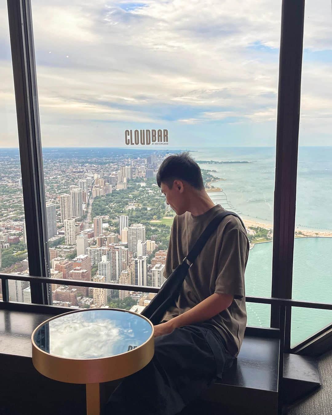 葉晟睿のインスタグラム：「☁️ Hello, Chicago! 🏙️  ⠀  #kalvintravel🇺🇸 #360chicago #chicagoskyline」