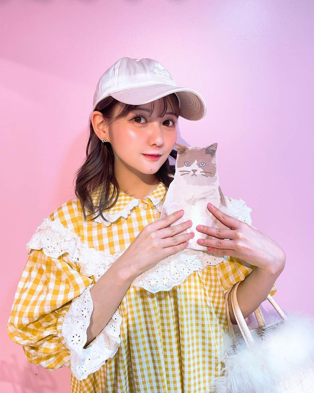 板橋よしえのインスタグラム：「.  @candystripper_official 2023 WINTER & EARLY SPRING EXHIBITION 🐱DAY1  @sugar_79 ちゃん💛 ギンガムチェックのワンピース着て来てくれたっ😭かわいいよう…うれしいよう…！ 男前なノア様、この日もスピーディにビシッとオーダーしてくれました。ありがとうー🙏✨お肌つるんつるん！！」