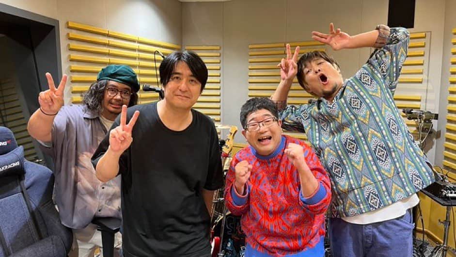 近藤洋一（サンボマスター）のインスタグラム：「【#佐久間宣行のオールナイトニッポン０】ありがとうございさました！深夜28時なのか、早朝4時なのか、いったいどちらだったのかはラジオの前のみなさん次第ですが、生放送、生演奏でラジオ初解禁となったNetfrix『トークサバイバー2』主題歌「笑っておくれ」いかがだったでしょうか。新しく仲間になったこの曲と仲良くしていただけたら嬉しいです、よろしくお願いします！  まだ一度もLIVEで演奏してない曲、なんならレコーディング以来触ってなかった新曲で『ラジオ生放送生初演奏解禁MV撮影一発本番』というのはさすが佐久間さん👍なかなか高カロリーな企画でした😂 我々サンボマスターはチカラの限りを尽くして、一生に一度のヤツにする事が出来たんじゃないでしょうか！練習は嘘をつかない！《radikoタイムフリー》で聴けますので、まだの方は是非！この日の演奏を聴きながらの動画を送っていただくMV参加企画も9/17までやってます！詳しくはプロフィール蘭の公式サイトまで！全方向からお待ちしております！  シンプルに、佐久間さんに会えるだけで本当に本当に楽しみだったけど、佐久間さんに聞きたい話、話したい事が3人それぞにあるし、トークの後生演奏もあってフワフワしてるしで、全然お話しできる時間が足りません！笑  シーズン1に引き続き、【トークサバイバー2】の主題歌にご指名頂いた事、本当に嬉しいです！僕は主に佐久間さんのコンテンツと【チャンスの時間】、そして【ラヴィット】で世の中のバラエティー、お笑いに接していて、それらに毎日を楽しく生きるチカラをもらっています。一ファンとしても千鳥さんと佐久間さんという最強組み合わせ【トークサバイバー】の続編を心待ちにしてる人間の1人です。そんな感謝を込めて、かつてない程いいベースが弾けた夜明けでした。狭すぎてベースの弦が色んなところに当たって音が出なかったりしたけど、それも含めて本当に良かった。  演奏するのって、ただ楽器があれば良いわけではなく、演奏をするためのモニターができる環境を作ったり、環境に合わせて放送、配信用の音作り追求したり、楽器のコンディションを調整したりと、色々機材やスタッフを連れて乗り込むのですが、それらをフルに受け入れて、一緒になって楽しんで頂いたオーナイトニッポンのスタッフの皆さま、本当に嬉しかったです。ありがとうございました。  そして何より、深夜のラジオ、それはとてもとてもパーソナルで、不可侵で、大切な時間であったと思いますが、我々のような闖入者を心よく受け入れて頂いたリスナーの皆さまに感謝申し上げたいと思います。ほんとうにありがとうございました！  またワクワクが始まる感じかしてて、とても良い時間でした！佐久間さん本当にありがとうございます。  全員優勝はまだまだ続く！  #ann #オールナイトニッポン #netflix  #トークサバイバー #トークサバイバー2 #千鳥 #サンボマスター #笑っておくれ #全員優勝」