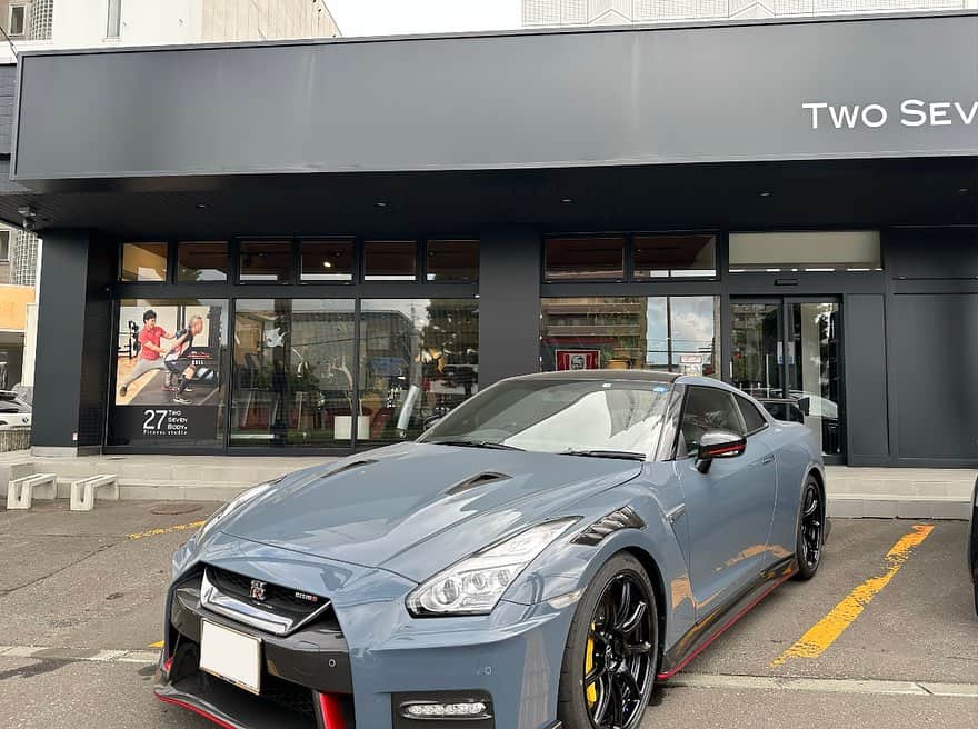 清水宏保のインスタグラム：「久しぶりというかほぼ乗れてないGTRニスモ🚗  SUVもスポーツカーもなんでもそうだけど好きな車はワクワクします。  ワクワクした後はワットバイクでトレーニング。  #27body環状通東店  #gtr35  #nismo  #nissan  #wattbike」