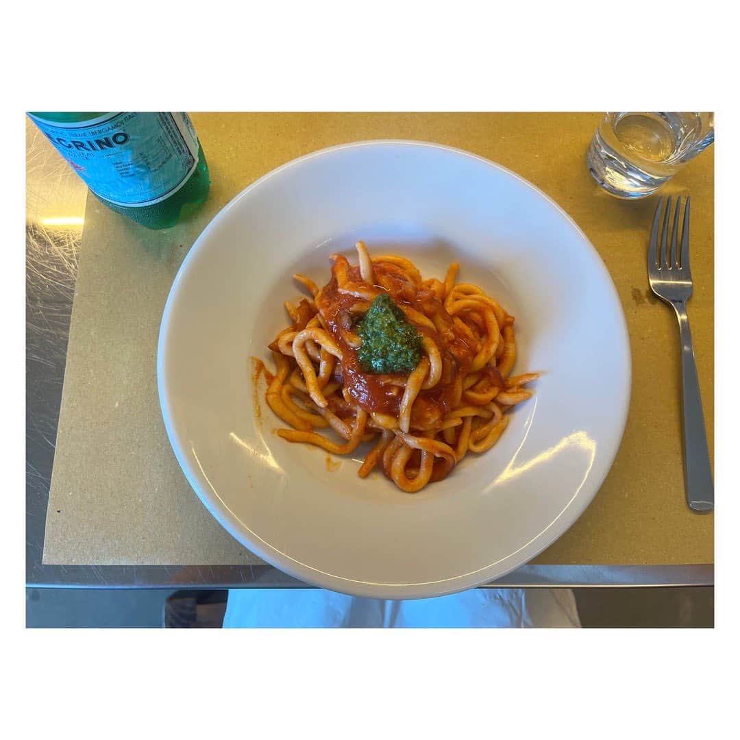 のインスタグラム：「🍝 沖縄の続き。  もう毎回恒例のお楽しみになっている @ponte_scaffali  ランチ。 こんなにたくさんで食べてるのに、美味しすぎて無言になる瞬間が何度もあるのがおもしろい😂 デザートまで食べ終わると、みんな安心して喋りだすのです笑」