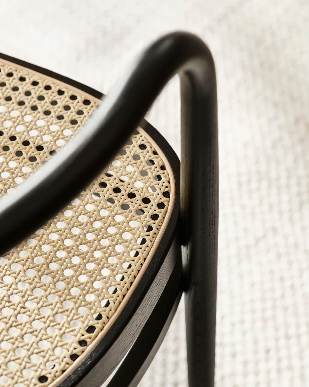 フリッツハンセンさんのインスタグラム写真 - (フリッツハンセンInstagram)「The PK15™ presents a harmonious balance of form and function, meticulously crafted in solid wood and French cane.⁠ ⁠ Available in two configurations – natural ash or black-coloured ash — both with a French cane seat, an optional loose seat cushion in natural leather enhances the comfort of his defining design.⁠ ⁠ Discover the PK15™ via the link in bio. ⁠」9月7日 14時00分 - fritzhansen