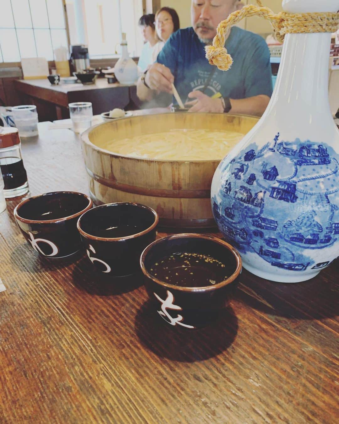 河口恭吾のインスタグラム：「全国　麺紀行　その３  高松　わら家編  こちらのお店では釜揚げうどんを頂きました。  麺に関しては『つるシコ命』な私は釜揚げに関して懐疑的な方でしたが、独特のコシがあり美味しく頂きました。  しかし桶が大きい！  #うどんけん  #高松わら家　#讃岐うどん　#全国麺紀行」