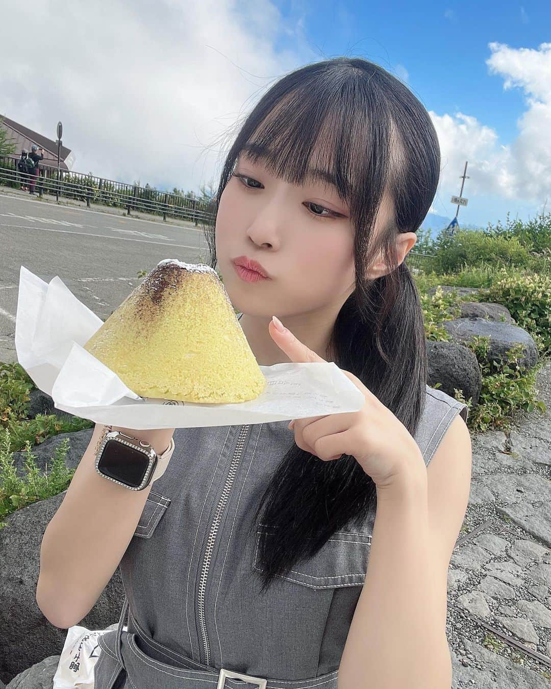 岸みゆのインスタグラム：「富士山で富士山食べた🗻♡ スライドすると…ぱくっ」