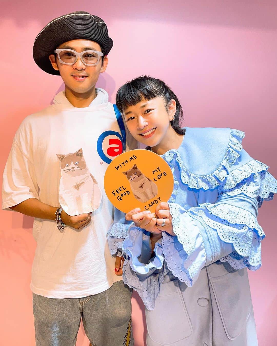板橋よしえのインスタグラム：「.  @candystripper_official 2023 WINTER & EARLY SPRING EXHIBITION 🐱DAY1  @okamotoreiji & @yoyoyopico  今回も！とびきりガーリーなアイテムをオーダーしてくれたレイジくん😂纏ってのDJ姿、楽しみにしてる‼  レイジくんと同じタイミングで展示会に来てくれてたYOPPY💛 出会った頃10代だったよっちゃんが今や3児の母だなんて🤱尊敬🥹‼ かわいいよっちゃんにキャンディのスタッフたちもメロメロになってました😌💕  また遊びにきてねー！！！！！」