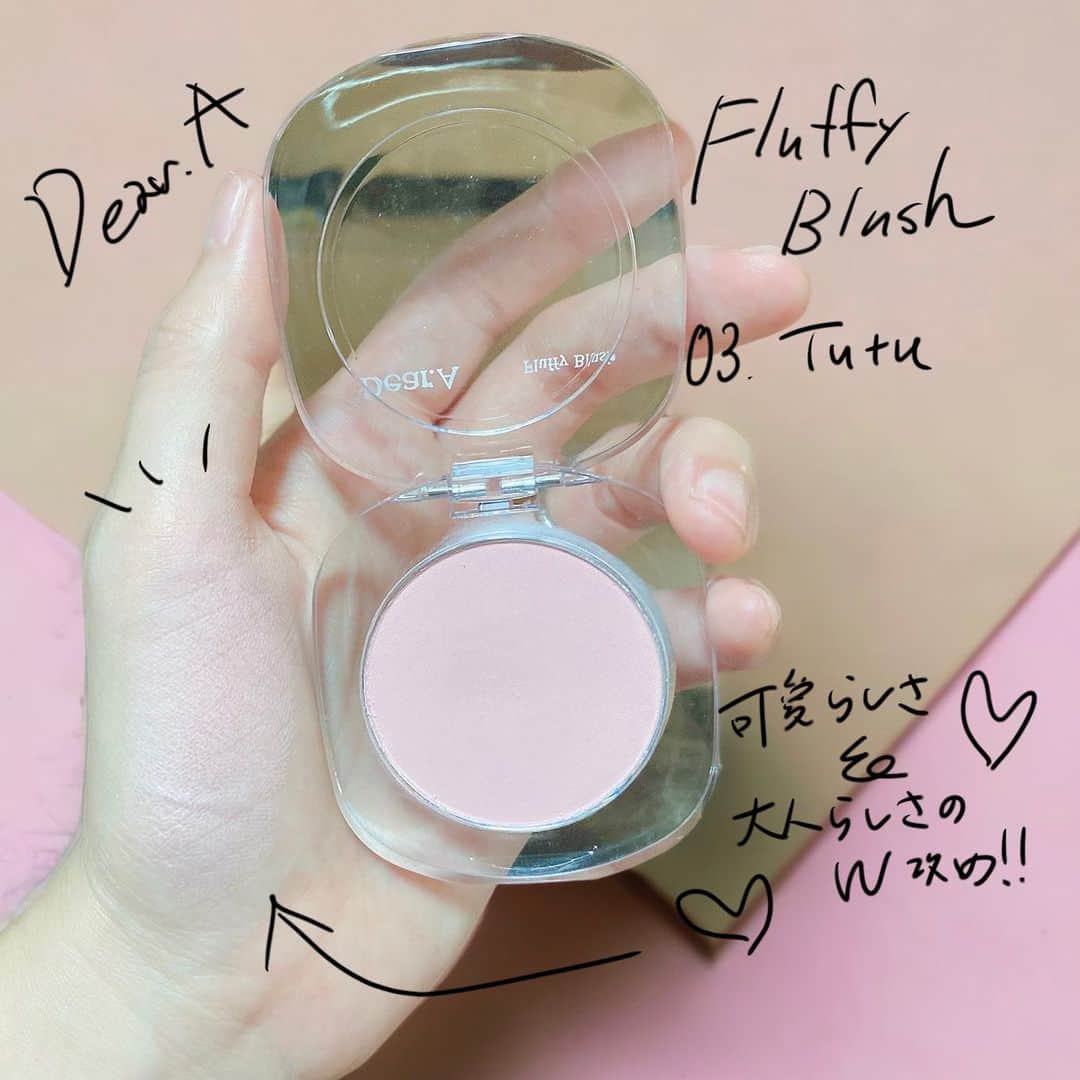 カブトムシゆかりさんのインスタグラム写真 - (カブトムシゆかりInstagram)「. マットタイプとグロータイプがあるDear.Aのクッションファンデ。 . やっぱりグローが好き😊✨ . ツヤタイプ！！！ . これ撮ったとき塗って半日後なのですがグロータイプなのにキープ力も高めでしたʔ•̫͡•ʕ . マットもさらにカバー力あって好きなのですが、まだマスクするときはグロータイプのほうがヨレても修正しやすくて好きです。 . 化粧直ししたらまたふり出しに戻れるようなツルツルお肌になれるかがベースのポイントであったりします🫡 . . . チークは9/1発売したばかりのブラッシュ💐 . 03番のピンク系ですがふんわりつくので主張しすぎずに血色アップしてくれるお色。 . ナチュラルメイクな日に合ってますっ！ . チークはまた全色レビューしたいな🥸！ . . . そんなかんじでいってきますっ！ . . . @dear.a_japan_official  #deara #ディアエー #クッションファンデ #韓国コスメ #つや肌 #カバー力 #コスメレポ #いちごミルクカラー」9月7日 14時10分 - kabutomushiyukari