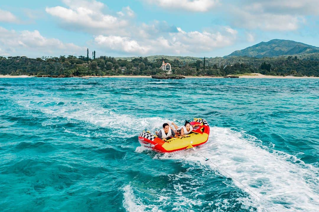 ANA.IC.MANZA.BEACH.RESORTのインスタグラム：「水上バイクで引っ張るトーイングメニューの中でも、より刺激を求める方におすすめなのが「ロックスター」。 うつ伏せのライディングポジションでスタートすることから、目線が低く、最もスピードを感じることができるメニューです。スリル満点で爽快な10分間をお楽しみください。  詳しくはプロフィールのリンクから。  Among the towing menus pulled by a water bike, Rock Star is an absolute must try for those seeking more stimulation. Starting from the prone riding position, you will have a low line of sight, feeling the most speed. Enjoy the thrilling and exhilarating 10 minutes.  For more information, please tap the link in bio.  #InterContinentalANAManzaBeachResort #ANAInterContinentalManzaBeachResort #ManzaBeach #okinawajapan #okinawatrip #okinawahotelsnearbeach #visitokinawa #40thAnniversary #Manza40 #Activity #kayak #ANAインターコンチネンタル万座ビーチリゾート #ANA万座ビーチリゾート #恩納村ホテル #恩納村リゾートホテル #万座ビーチ #沖縄大好き #40周年 #ロックスター #アクティビティ」