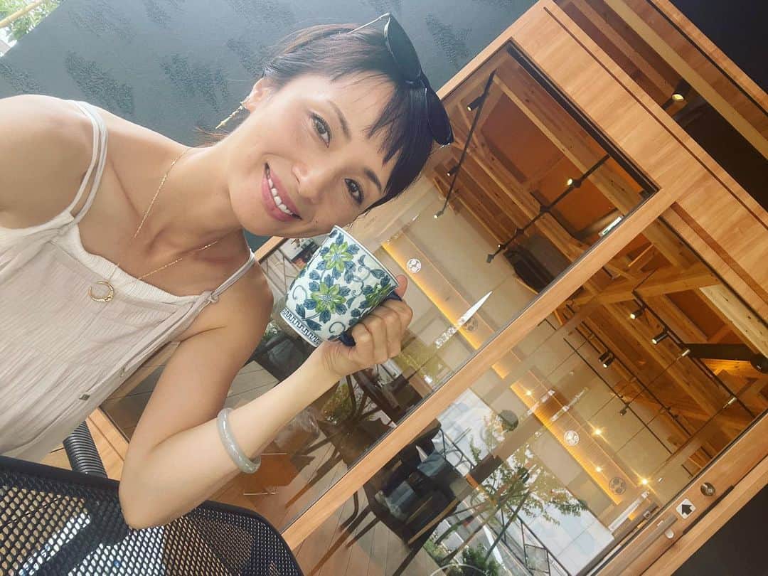 のインスタグラム：「自転車でレッスンへ🚲いつもより涼しくて助かった。宿題山積みだけど、新しい挑戦は楽しい。帰りに腹ペコにみまわれ遅めの昼食を。  ☞そして今日は嬉しすぎるプレゼントをいただきました👟 ソウルが厚いCONVERSE⭐︎ おちびな私にはありがたいスニーカー✨ なななんて可愛いの....!!! 色も好みすぎるー♡♡♡ 嬉しい〜!!早く履きたいなー。  ありがとうございます!!🙏🏻」