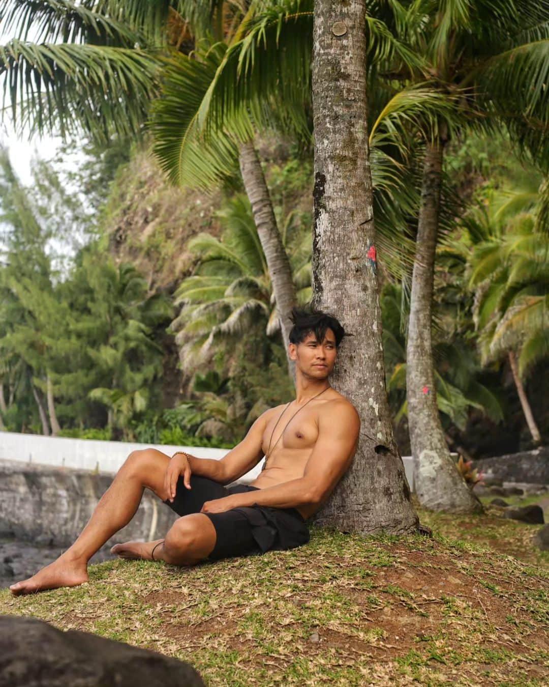 ティムのインスタグラム：「Sous le cocotier...🌴 . . . . #amazingtahiti #summervibes #summergetaway #home #summertime #malemodel #coconut」