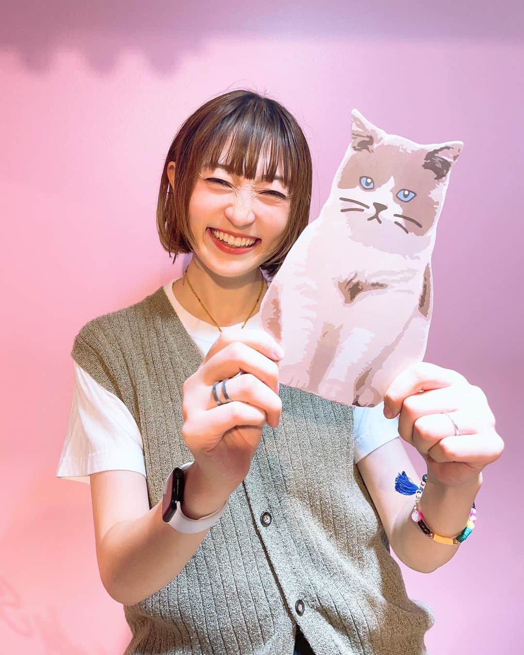 板橋よしえのインスタグラム：「.  @candystripper_official 2023 WINTER & EARLY SPRING EXHIBITION 🐱DAY1  @mizuki_masuda ちゃんのこの笑顔が大好き！かんわいい…💛 フリーストップスとパンツを試着してくれたとき、スタイル良すぎな着こなしに思わず3度見しちゃった！！ みずきちゃん、いつもパンツをオーダーしてくれてありがとう～🥹❣️」