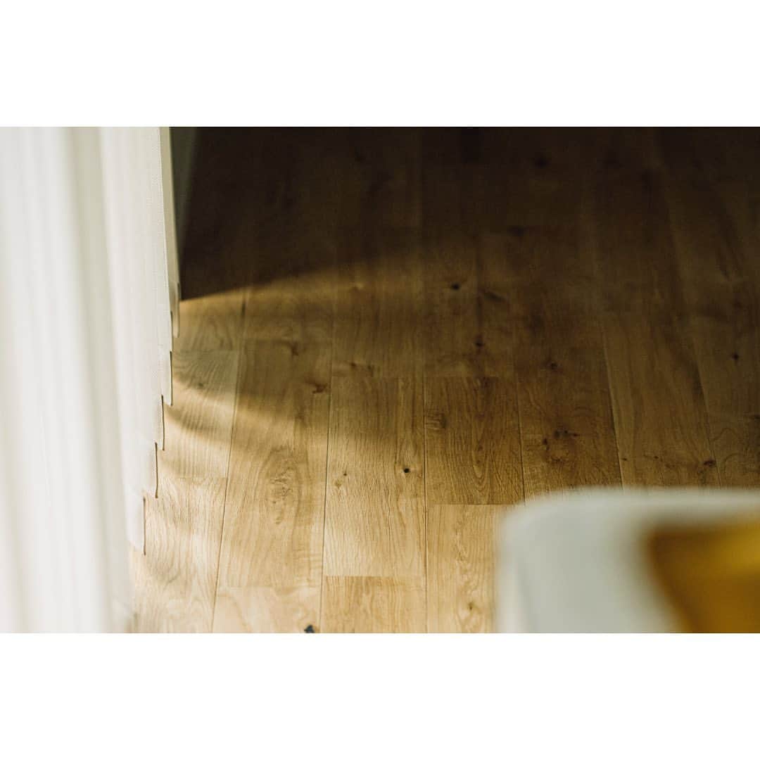 有限会社 稲葉製材住宅さんのインスタグラム写真 - (有限会社 稲葉製材住宅Instagram)「【素材へのこだわり】 時間が経つと劣化する人工的に作られたフェイク品だけではなく、時間と共に味わいが増す自然素材も積極的に使用します。  床：オーク 壁：漆喰 外壁：杉板 塗装：ウッドロングエコ  #リノベーション#自然素材#漆喰#杉板外壁#ウッドロングエコ#北欧#ナチュラル#おしゃれ#かっこいい#自然と繋がった家#木のある暮らし#木の家#家づくり#マイホーム計画 #楽しい暮らし#自然と暮らす#暮らし#家#注文住宅#戸建て#熊本#玉名#山鹿#工務店#ハウスメーカー#稲葉製材住宅#イナバ#イナバの家#sdgs  〜〜〜〜〜〜〜〜〜〜〜〜〜〜〜〜〜〜  【熊本の暮らしに寄り添った工務店】 熊本県北を中心に新築、リノベーションを手掛ける工務店です。 家を建てることがゴールではなく、家を建てたあとの暮らしにフォーカス。 一人ひとりが楽しい暮らしを送れる家をご提案することが重要だと考えます。 素材にもこだわり、県産材を使用したりと人と自然に配慮した熊本らしい家づくりをご提案します。」9月7日 14時24分 - inaba_home