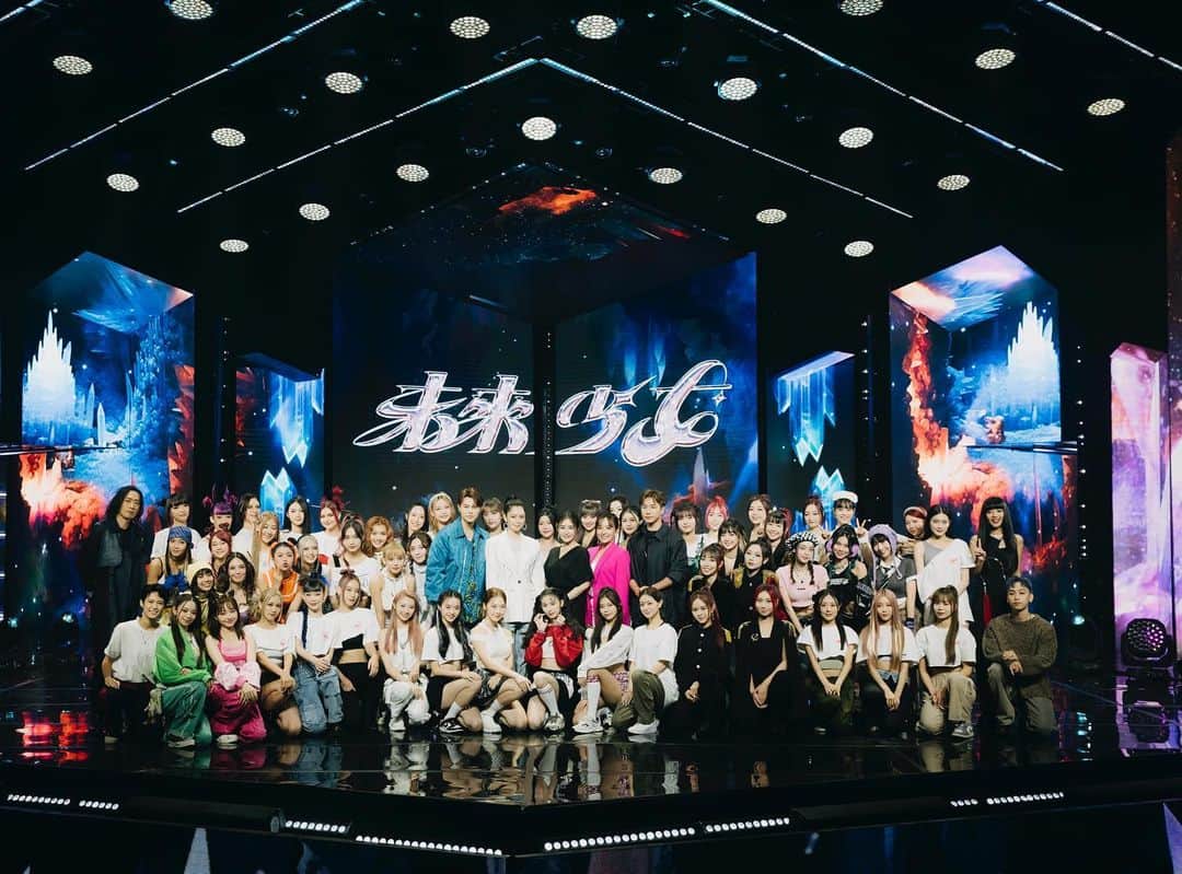 プリンス・チウのインスタグラム：「恭喜少女們畢業了🎉 乘著你們的夢想 展翅高飛吧 偷偷預告 最後ㄧ集 太精采了 泛淚好幾回～🤪 @nextgirlz.official   @versace #Versace」