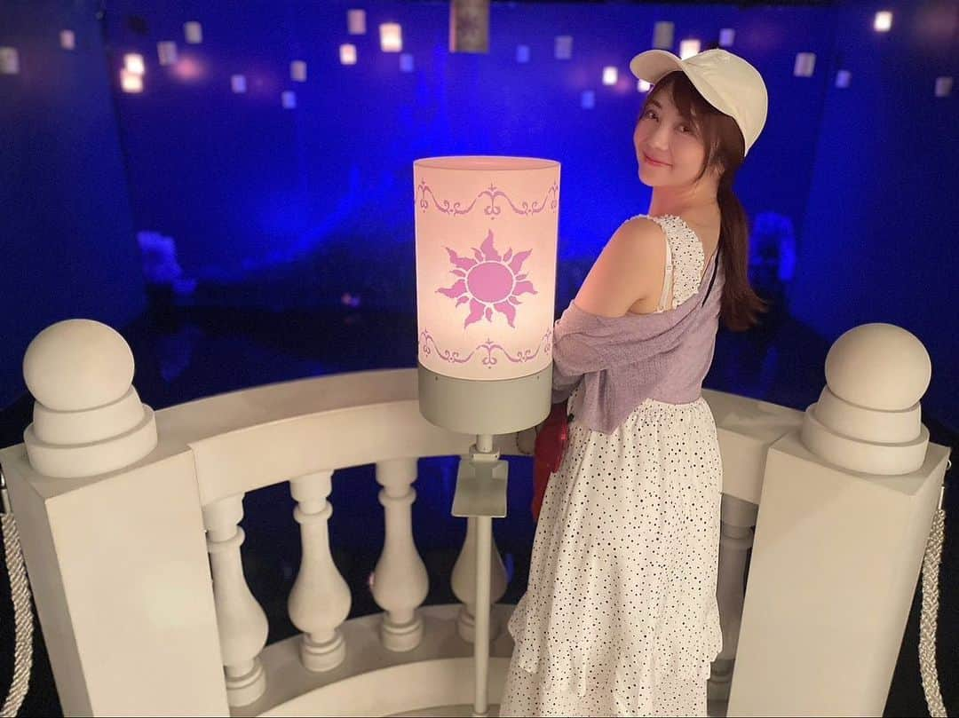 大井智保子さんのインスタグラム写真 - (大井智保子Instagram)「👗👸🕊️👑🌙  #ディズニープリンセス展　@NTTクレドホール  広島に帰ってきたドレッシング姫 @dressing.hiroshima に誘ってもらって、 初めてのディズニープリンセス展へ💓  最新の技術で、自分もプリンセスのアニメーションの世界に入れたみたいになるの👸 楽しすぎた🎵  ドレちゃんがお手本をしてくれるから、 ぜーんぶ真似して色々撮りました♡  ラプンツェルの塔では、好きな言葉が水辺に浮かんでくる仕組みだったんだけど… どんな言葉を選んだでしょう？ ぜひ動画を見てみてください😘  ほーんとこういうの初めてで、 たのしかったぁー🎵  ドレちゃん誘ってくれて ありがとうありがとう💓💓  #Disney #ディズニー #ディズニープリンセス #disneyprincess  #ラプンツェル #アリエル #白雪姫」9月7日 14時27分 - chihokoi