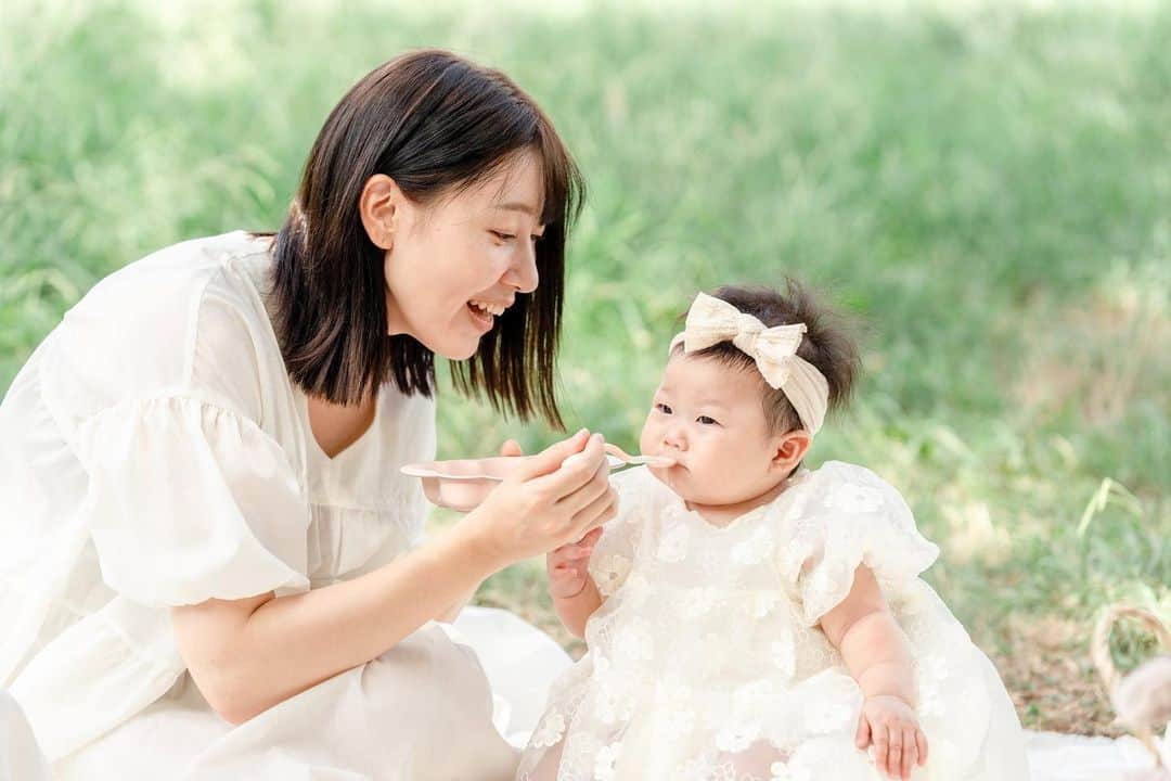 ホームランなみちさんのインスタグラム写真 - (ホームランなみちInstagram)「👶🏻🍚  ちびち、離乳食スタートしました🤍 せっかくだから初めてのご飯を写真と動画に撮りたいと思って、先日の撮影の時にデビュー🍚👶🏻  一緒にいただきます🙏して 初めての一口🥄 最初はなんだ？なんだ？と不思議そうな表情をして、 次の瞬間…おいしいー！もっとくれー！っと器ごとお口に入れちゃいました🤣  もともと大人と一緒に食卓を囲むのが大好きで、食には興味を示してたけど…こんな豪快に食いつくとは🤣  まだ離乳食は始まったばかりなので10倍粥しか食べていませんが、毎日器ごと食べようとしています🤣 ごちそうさまをするともっと食べたいとギャン泣きします😇  世の中にはたーくさん美味しいものがあるから、食べるのが楽しくなってくれたら嬉しいな🤍 ちびちにいろんなものを食べさせてあげられるように、ママも頑張ります✊🏻  離乳食スタートを撮影で残すのとってもオススメー🫶🏻  撮影📷YUKiCHi さん（@yukichi_de_photo）  #離乳食 #離乳食初期 #撮影 #野外撮影 #出張撮影」9月7日 14時30分 - nami_onpu_uta