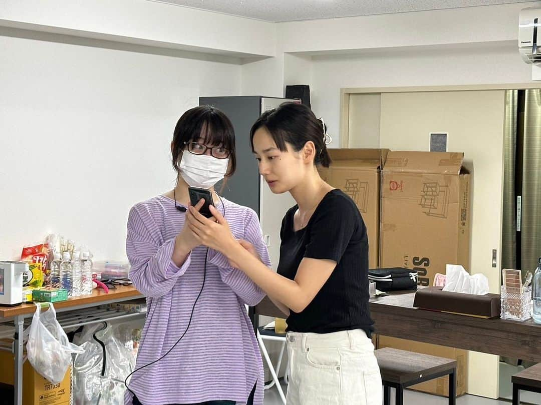 高嶋香帆さんのインスタグラム写真 - (高嶋香帆Instagram)「舞台ガクヤ いよいよ来週となりました。 稽古風景写真です。  お芝居していると、普段ポーカーフェイス気味な私でも表情が豊かになります🤣🤣🤣  マネージャーからは新しい香帆が見れたと言って頂きました😎  いらして頂ける方はお楽しみに！！！  高嶋出演回 ９月12日（火）17時🌹  13日（水）14時🌹／20時🌹 14日（木）17時 S-Ⅱ  15日（金）14時 S-Ⅱ ／20時🌹 16日（土）16時🌹  17日（日）13時🌹  チケットはストーリーハイライトから！  (マスクは本人の任意制)」9月7日 18時00分 - kaho_takashima