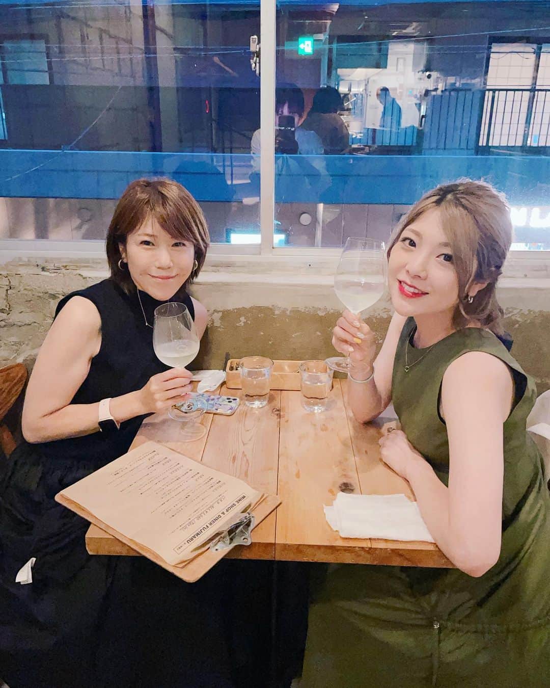 のインスタグラム：「前に仲良しネイリストのミサさん( @misa0322nail )さんと食事に行った時の写真🥰  かなり久しぶりだったから話が尽きなさ過ぎて、あっという間の時間でした🥹  ミサさんチョイスのお店もとっても素敵で、凄く楽しい時間になりました💕💕💕  #ディナーデート  #楽しい時間  #あっという間」