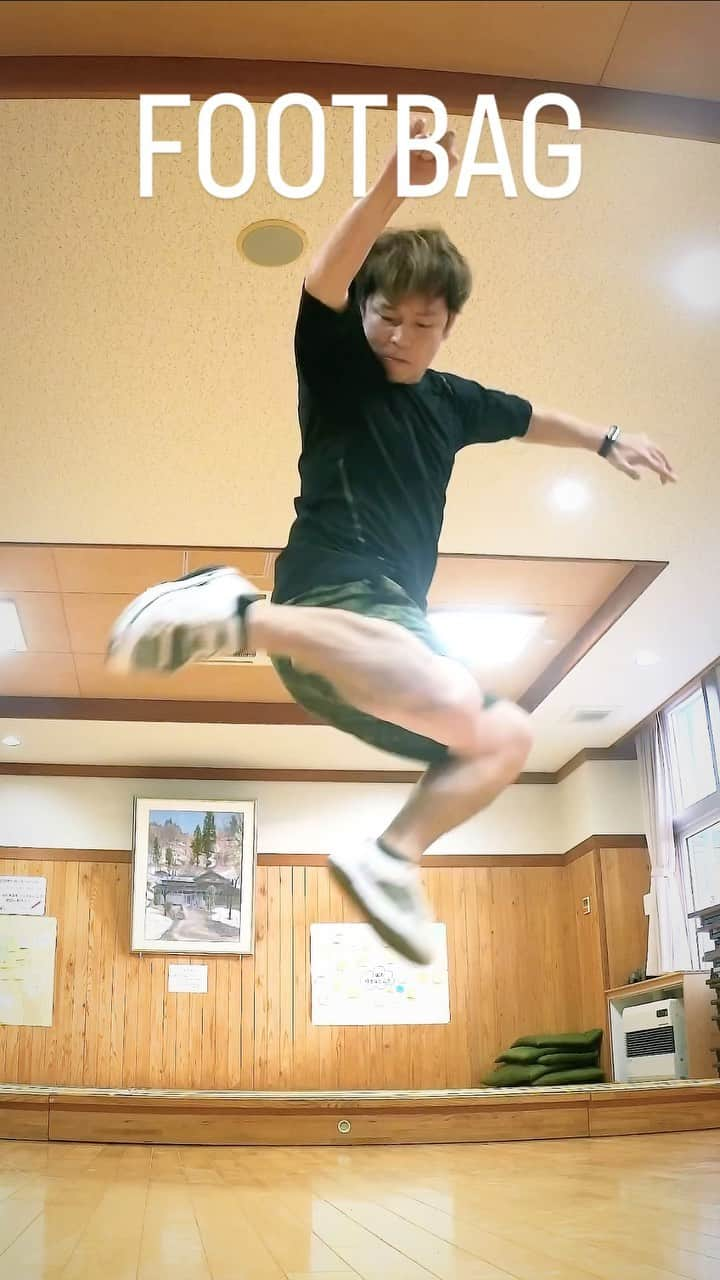 石田太志のインスタグラム：「FOOTBAG. @taishiishida #footbag #worldchampion #trick #performance #soccer #football #skills #skill #footbagmania #insta360 #2XU #フットバッグ #世界一 #パフォーマンス #サッカー #リフティング #フリースタイル #360度カメラ #カメラ」