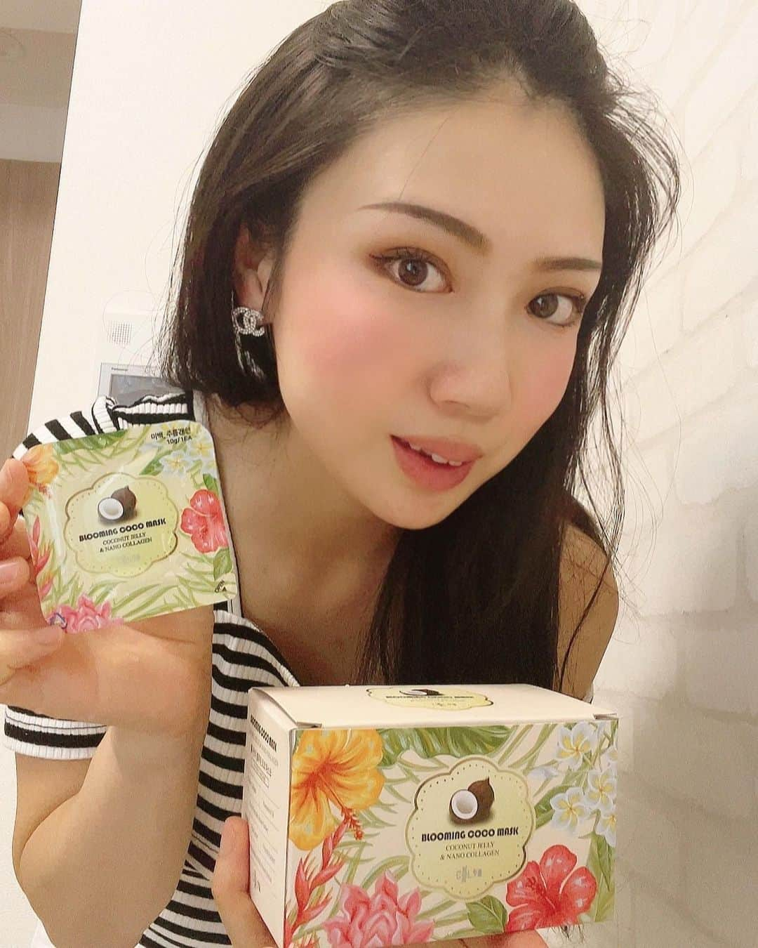 mahoのインスタグラム：「(*´꒳`*)🌸横にスワイプしてね👉 。 最近の#美容　で… コールナインティ ブルーミング ココ マスクパックを使ってる❤️ 。 #肌質改善 で取り入れ出したけど肌がヤバいぐらいにツルツルぷるんぷるんに❤️ 。 。 普通のシートタイプより密着感 あって浸透してるのがよくわかる🌸 。 。 4枚目にシート後の貼ってる❤️ ツルツル艶感の#肌質　になれるよ☺️ 。 。 詳しくはurl貼っときます！  https://onl.sc/w8wxnvU 。 。 。 。 。 。 #fashion#ファッションモデル#専属モデル #ココナッツ#美活#コスメ#潤い#透明感#スキンケア#ビューティーアドバイザー #beautycare#サロン#韓国コスメ#アジアンビューティー#ローレイヤー #スッピン#スッピン美人#makeup  #東京#神戸#伊豆#鳥羽#金沢#代官山」