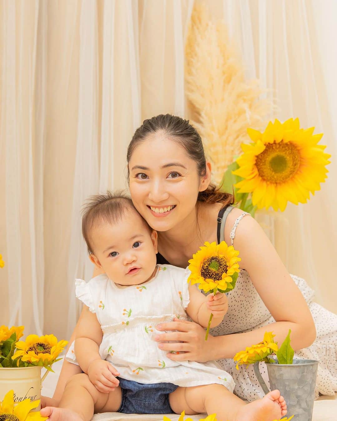 紗綾のインスタグラム：「『父が無知だと貧乏になる、母が無知だと病気になる』  ブログに書いた内容に 誹謗中傷を送ってこられる方いらっしゃいますが、 縦抱き自体を否定している訳ではなく、目の前のお母さんに要らぬお節介をした訳でもありません。  子育て方法はさまざまあるし、 それぞれお母さんはみんな 必死に毎日育児しているの知ってるよ😌💛  私は私なりに時間を作って、 独身の頃から様々な本を読んだり、授業を受けたり、専門家に話を聞いたりして、子どもの発達について勉強し、新しい知識や情報を吸収しています👶🏼  こっちの分野ではこういうメリットがあるけど そっちの分野ではこういうリスクあるよね みたいなのって、結構あって  〇〇に言われたから！ 大丈夫って言われたから！では無くて、 更に自分で調べて取捨選択する必要があると思っている派の人間です。  それを踏まえて 私はこんな感じでやってみたよ〜 〇〇がいいらしいよ〜の共有であって 決して強制ではありません。  一人でも、 そういう方法もあるんだ〜と 気がついてくれればいい。 　 私自身も、トライアンドエラーを繰り返しながら毎日ママやってます。  それをネットニュースだけを見て、 「縦抱きは悪くない！」と 反論してくる方たちは、 どーぞ！お好きに！というのが正直なところ😅  で、論点を間違って、会ったこともないのに 紗綾の人格否定してくるコメントやDMは人としてどうかと思います。  『母が無知だと病気になる』という言葉は、 私の持論ではなくインディアンの残した有名な ＂ことわざ＂だよ😊💓  因みに、 「父が無知だと貧乏になる」みたいなので、 夫も日々必死に勉強しているそうです👨🏻💕  私はこの言葉を胸に、 一人の母として真剣に、 必死に学び続けている身なので…  わざわざ悪意のあるコメント・DMをしてこられる方々が、私にとってはかなりのお節介です🙏🏼  #子育て #育児 #子どもの発達 #赤ちゃん #子育てママ」