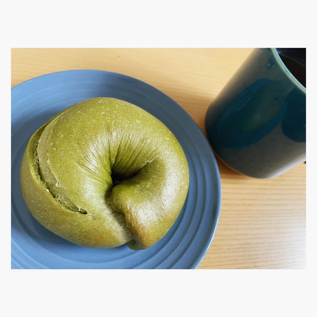 のインスタグラム：「@polepolenet さんの抹茶&よもぎ餡ベーグル🥯  抹茶の風味がしっかり感じれるもっちりと軽め食感の生地の中には、優しい甘さで滑らかなよもぎ餡がくるっと包んでありました💕  和スイーツ好きな方にオススメな美味しいベーグルです🥰  #ポレポレベーグル  #抹茶 #よもぎ餡  #ベーグル #まことパン #まことベーグル #パンスタグラム」